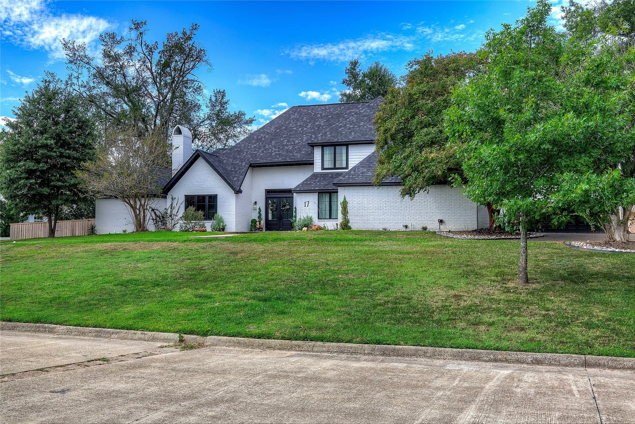 Single Family Residence For Sale in Hopkins County , 17 Jennifer Lane, Sulphur Springs, Texas 75482, 4 Bedroom, 6 Bathroom, 2 Garage spaces, 3,477 Sqft, built in 1994, mls#21181317, Real Estate Agent in Sulphur Springs, Homes For Sale in Hopkins county, Homes For Sale in Sulphur Springs, Realtor in Sulphur Springs Texas, Real Estate Brokerage Independent Realty Texas, Luminita Cordes Realtor