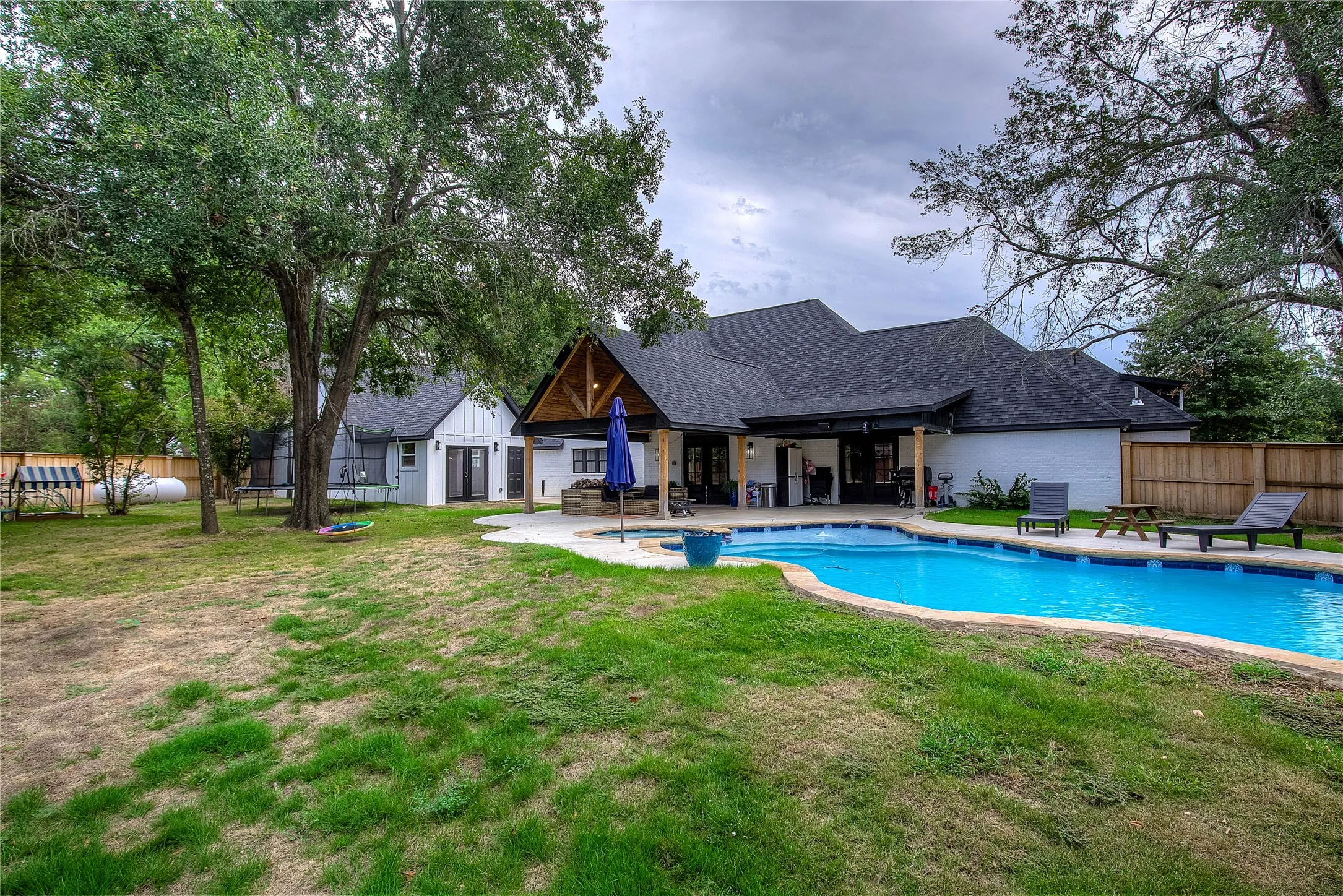Single Family Residence For Sale in Hopkins County , 17 Jennifer Lane, Sulphur Springs, Texas 75482, 4 Bedroom, 6 Bathroom, 2 Garage spaces, 3,477 Sqft, built in 1994, mls#21181317, Real Estate Agent in Sulphur Springs, Homes For Sale in Hopkins county, Homes For Sale in Sulphur Springs, Realtor in Sulphur Springs Texas, Real Estate Brokerage Independent Realty Texas, Luminita Cordes Realtor