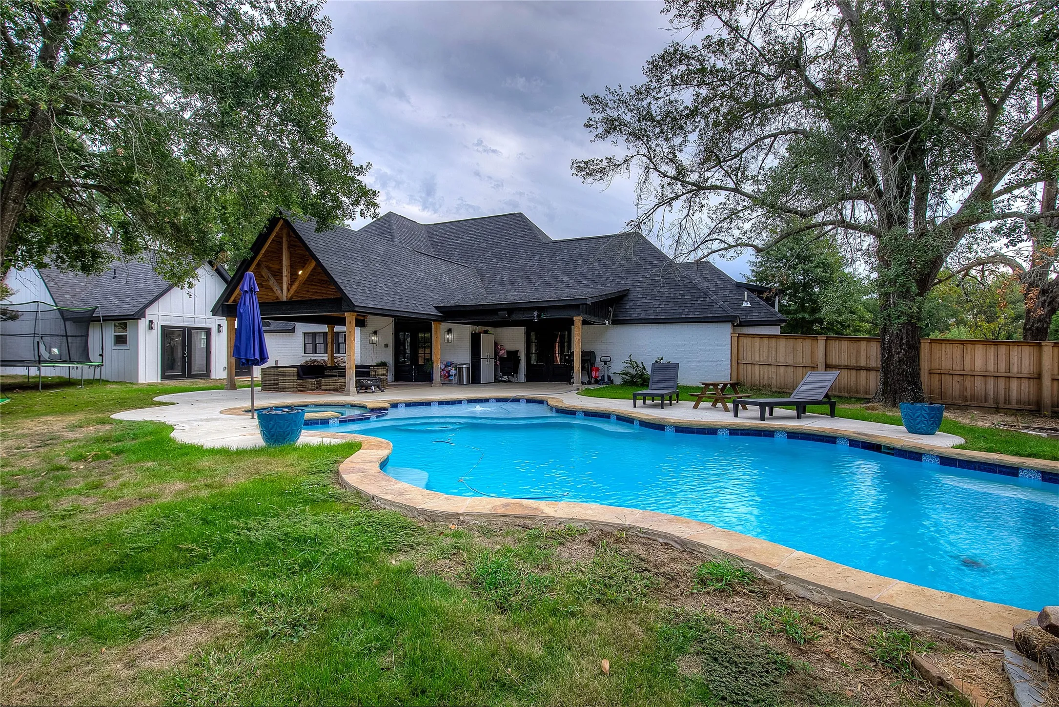 Single Family Residence For Sale in Hopkins County , 17 Jennifer Lane, Sulphur Springs, Texas 75482, 4 Bedroom, 6 Bathroom, 2 Garage spaces, 3,477 Sqft, built in 1994, mls#21181317, Real Estate Agent in Sulphur Springs, Homes For Sale in Hopkins county, Homes For Sale in Sulphur Springs, Realtor in Sulphur Springs Texas, Real Estate Brokerage Independent Realty Texas, Luminita Cordes Realtor