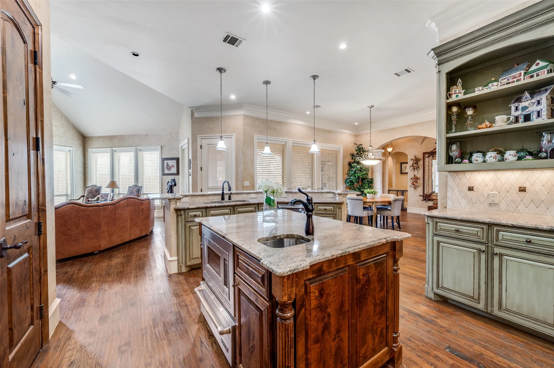 Single Family Residence For Sale in Denton County , 141 W Waters Edge Way, Oak Point, Texas 75068, 4 Bedrooms, 5 Bathrooms, 3 Garage spaces, 5,124 Sqft, built in 2008, Preowned, Price $1,195,000, mls#21180843, Real Estate Agent in Oak Point, Homes For Sale in Denton county, Homes For Sale in Oak Point, Realtor in Oak Point Texas, Real Estate Brokerage Independent Realty Texas, Luminita Cordes Realtor