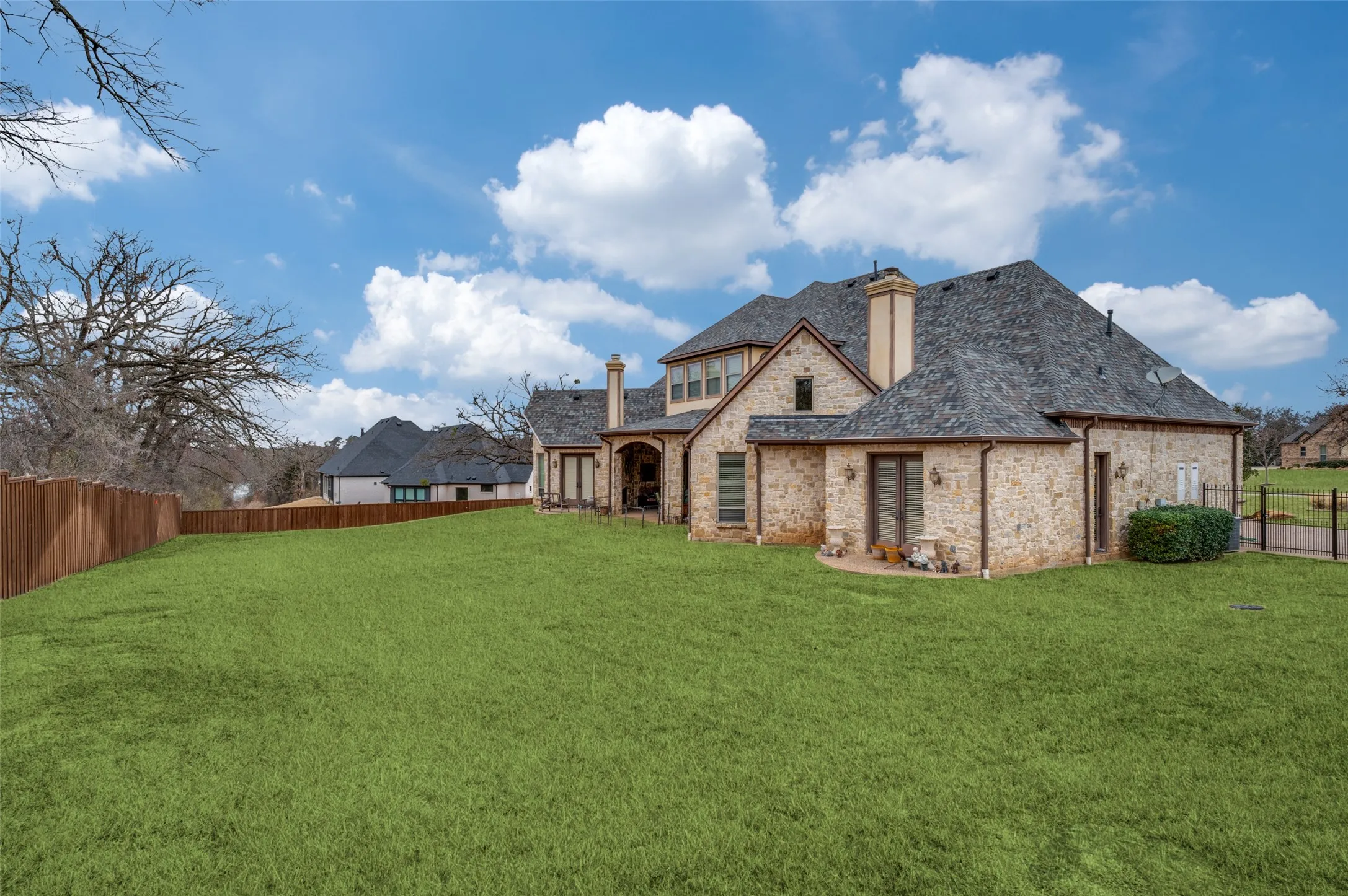 Single Family Residence For Sale in Denton County , 141 W Waters Edge Way, Oak Point, Texas 75068, 4 Bedrooms, 5 Bathrooms, 3 Garage spaces, 5,124 Sqft, built in 2008, Preowned, Price $1,195,000, mls#21180843, Real Estate Agent in Oak Point, Homes For Sale in Denton county, Homes For Sale in Oak Point, Realtor in Oak Point Texas, Real Estate Brokerage Independent Realty Texas, Luminita Cordes Realtor