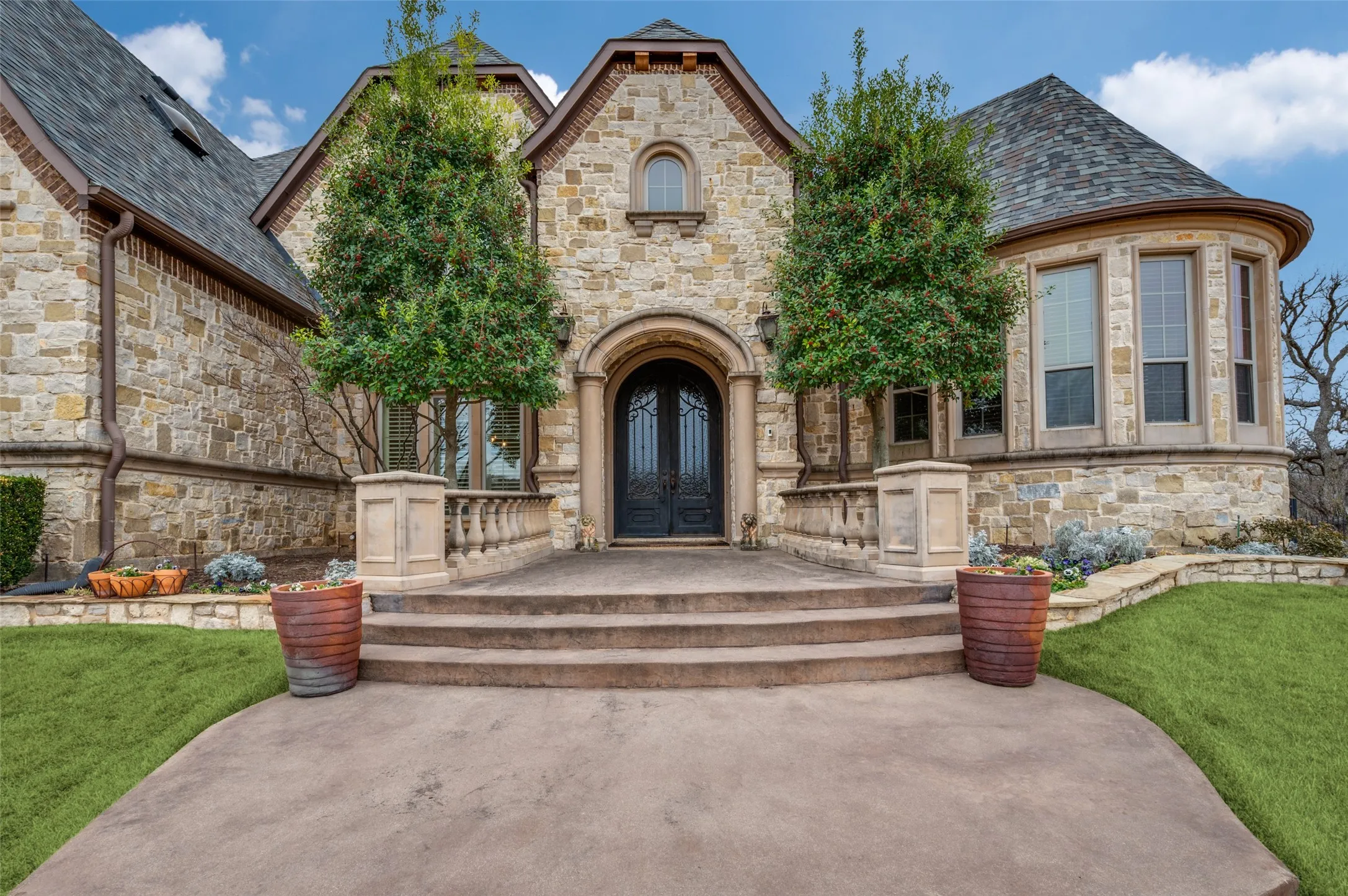 Single Family Residence For Sale in Denton County , 141 W Waters Edge Way, Oak Point, Texas 75068, 4 Bedrooms, 5 Bathrooms, 3 Garage spaces, 5,124 Sqft, built in 2008, Preowned, Price $1,195,000, mls#21180843, Real Estate Agent in Oak Point, Homes For Sale in Denton county, Homes For Sale in Oak Point, Realtor in Oak Point Texas, Real Estate Brokerage Independent Realty Texas, Luminita Cordes Realtor