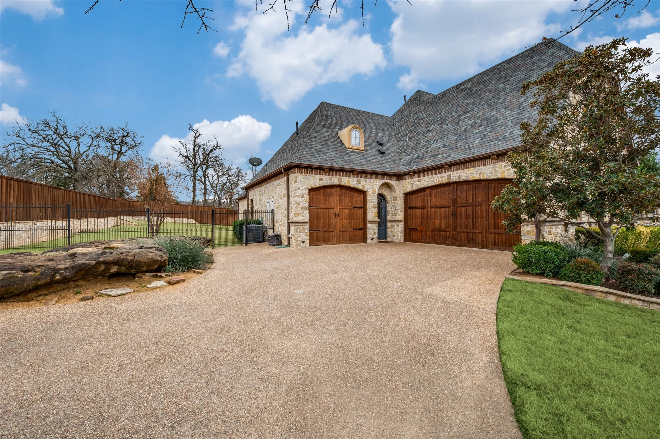 Single Family Residence For Sale in Denton County , 141 W Waters Edge Way, Oak Point, Texas 75068, 4 Bedrooms, 5 Bathrooms, 3 Garage spaces, 5,124 Sqft, built in 2008, Preowned, Price $1,195,000, mls#21180843, Real Estate Agent in Oak Point, Homes For Sale in Denton county, Homes For Sale in Oak Point, Realtor in Oak Point Texas, Real Estate Brokerage Independent Realty Texas, Luminita Cordes Realtor