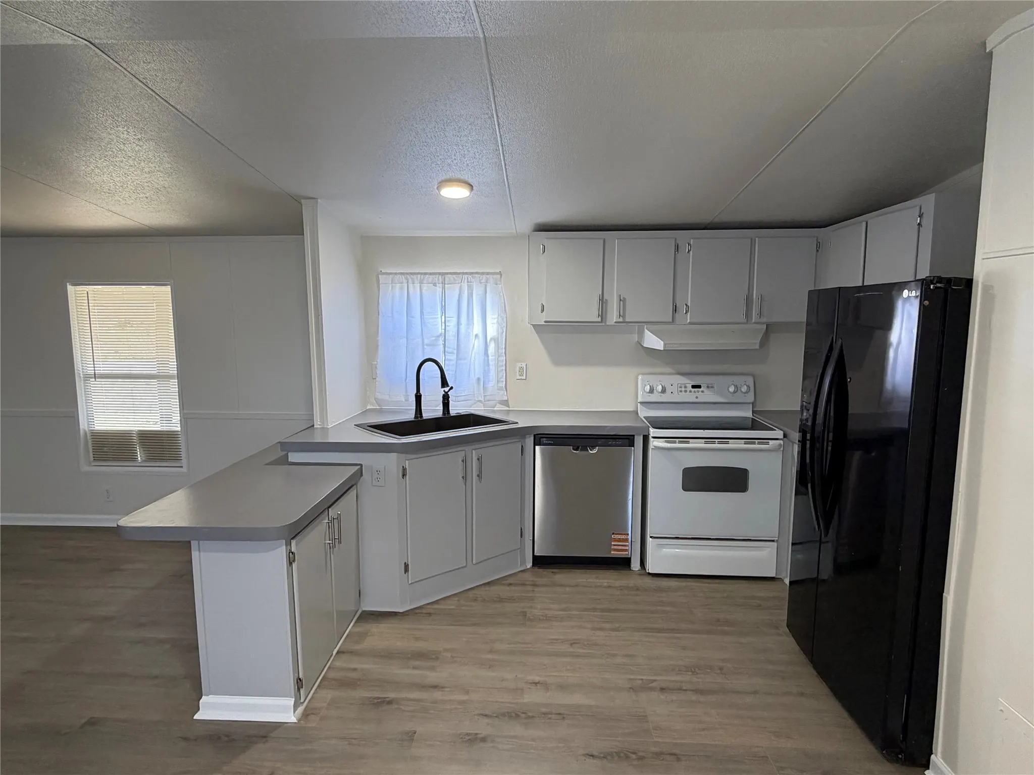 Mobile Home For Sale in Hood County , 3601 Hedge Row Street, Granbury, Texas 76048, 2 Bedroom, 2 Bathroom, Garage spaces, 960 Sqft, built in 1999, Preowned, mls#21181229, Real Estate Agent in Granbury, Homes For Sale in Hood county, Homes For Sale in Granbury, Realtor in Granbury Texas, Real Estate Brokerage Independent Realty Texas, Luminita Cordes Realtor
