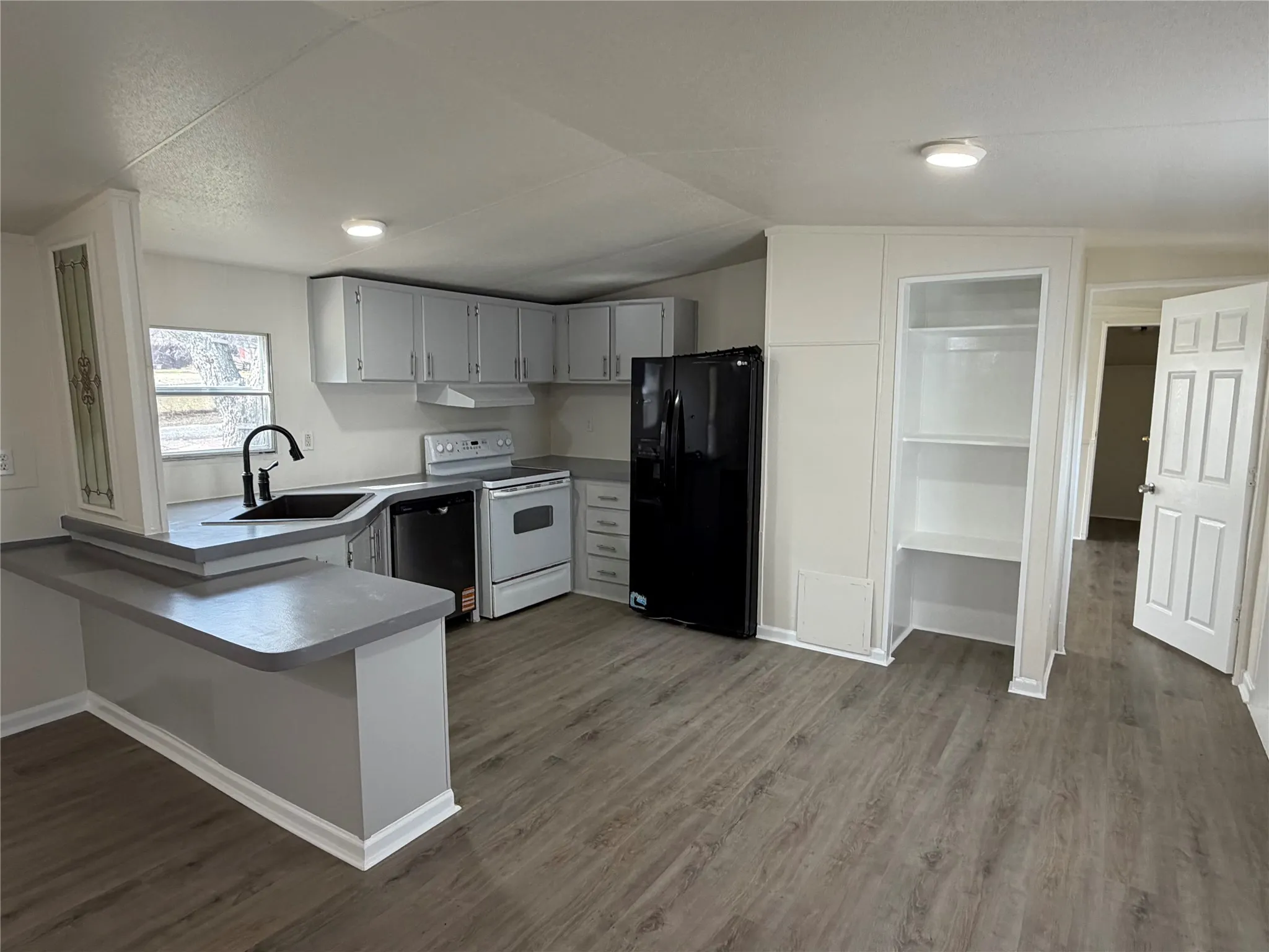 Mobile Home For Sale in Hood County , 3601 Hedge Row Street, Granbury, Texas 76048, 2 Bedroom, 2 Bathroom, Garage spaces, 960 Sqft, built in 1999, Preowned, mls#21181229, Real Estate Agent in Granbury, Homes For Sale in Hood county, Homes For Sale in Granbury, Realtor in Granbury Texas, Real Estate Brokerage Independent Realty Texas, Luminita Cordes Realtor