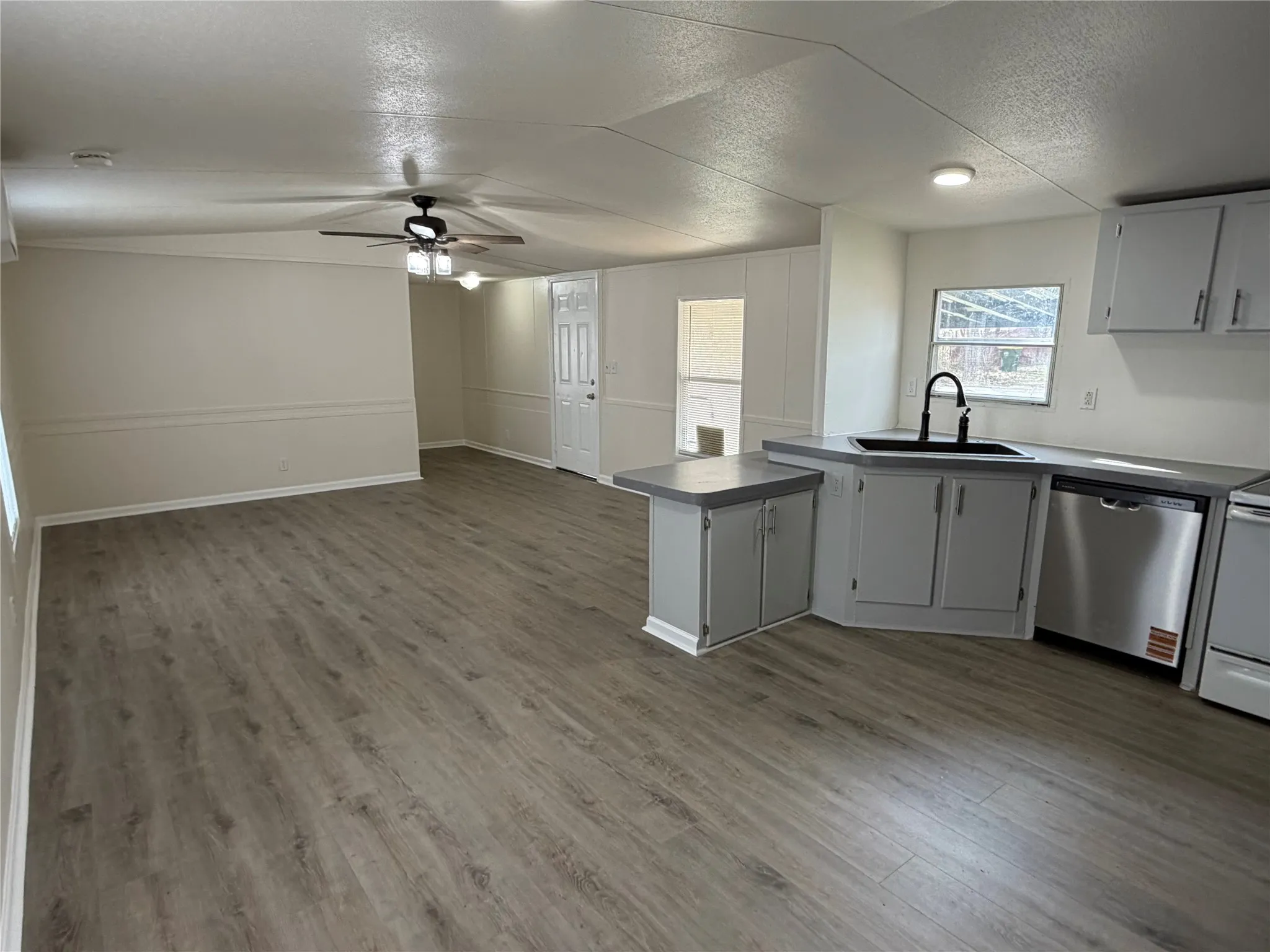 Mobile Home For Sale in Hood County , 3601 Hedge Row Street, Granbury, Texas 76048, 2 Bedroom, 2 Bathroom, Garage spaces, 960 Sqft, built in 1999, Preowned, mls#21181229, Real Estate Agent in Granbury, Homes For Sale in Hood county, Homes For Sale in Granbury, Realtor in Granbury Texas, Real Estate Brokerage Independent Realty Texas, Luminita Cordes Realtor