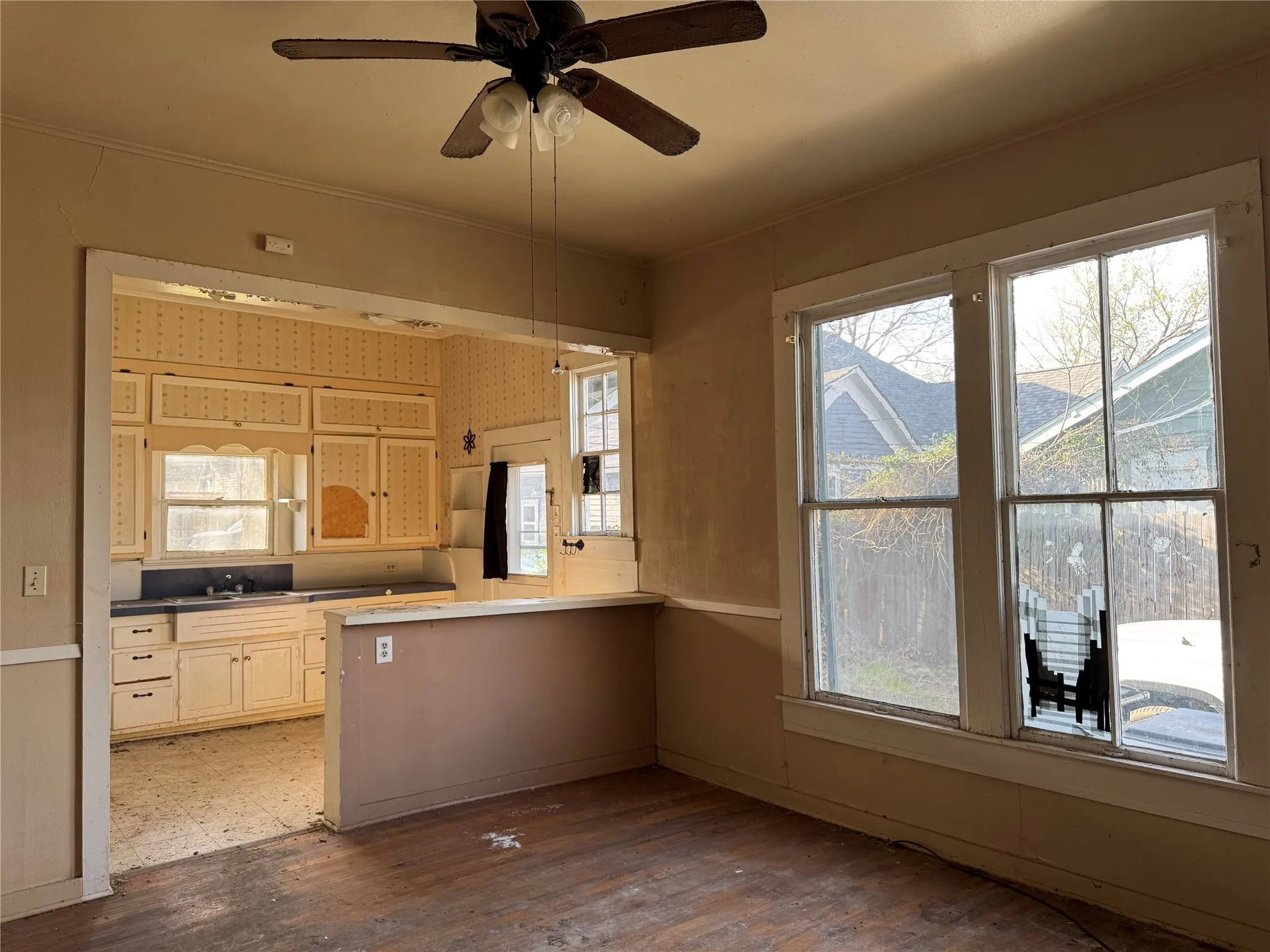 Single Family Residence For Sale in Grayson County , 317 Scullin, Denison, Texas 75020, 2 Bedroom, 1 Bathroom, Garage spaces, 1,234 Sqft, built in 1900, mls#21183325, Real Estate Agent in Denison, Homes For Sale in Grayson county, Homes For Sale in Denison, Realtor in Denison Texas, Real Estate Brokerage Independent Realty Texas, Luminita Cordes Realtor