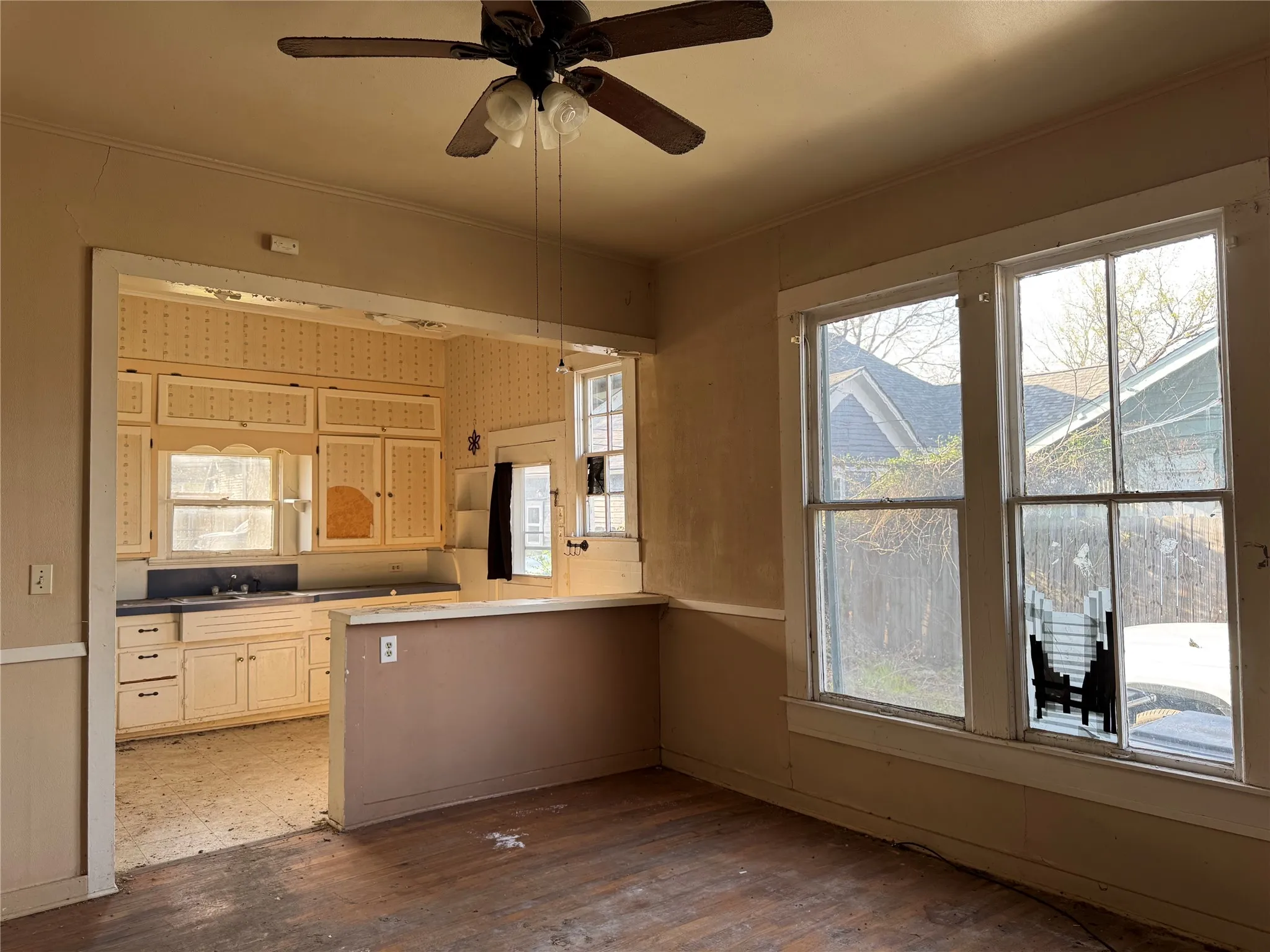 Single Family Residence For Sale in Grayson County , 317 Scullin, Denison, Texas 75020, 2 Bedroom, 1 Bathroom, Garage spaces, 1,234 Sqft, built in 1900, mls#21183325, Real Estate Agent in Denison, Homes For Sale in Grayson county, Homes For Sale in Denison, Realtor in Denison Texas, Real Estate Brokerage Independent Realty Texas, Luminita Cordes Realtor
