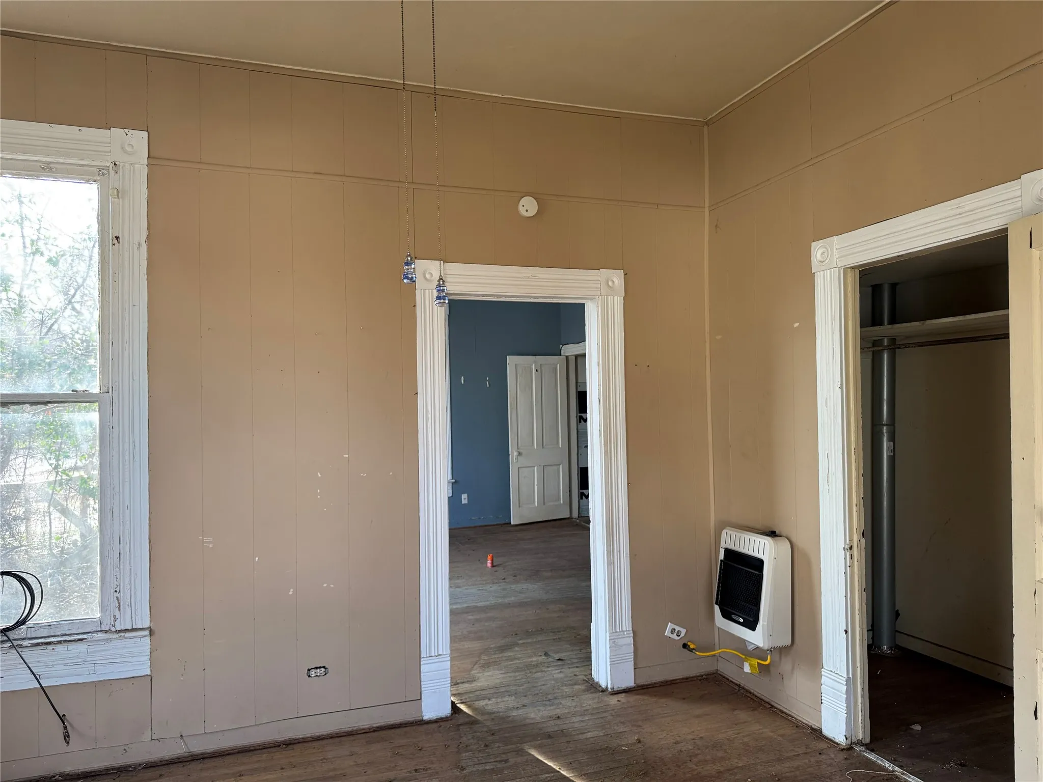 Single Family Residence For Sale in Grayson County , 317 Scullin, Denison, Texas 75020, 2 Bedroom, 1 Bathroom, Garage spaces, 1,234 Sqft, built in 1900, mls#21183325, Real Estate Agent in Denison, Homes For Sale in Grayson county, Homes For Sale in Denison, Realtor in Denison Texas, Real Estate Brokerage Independent Realty Texas, Luminita Cordes Realtor