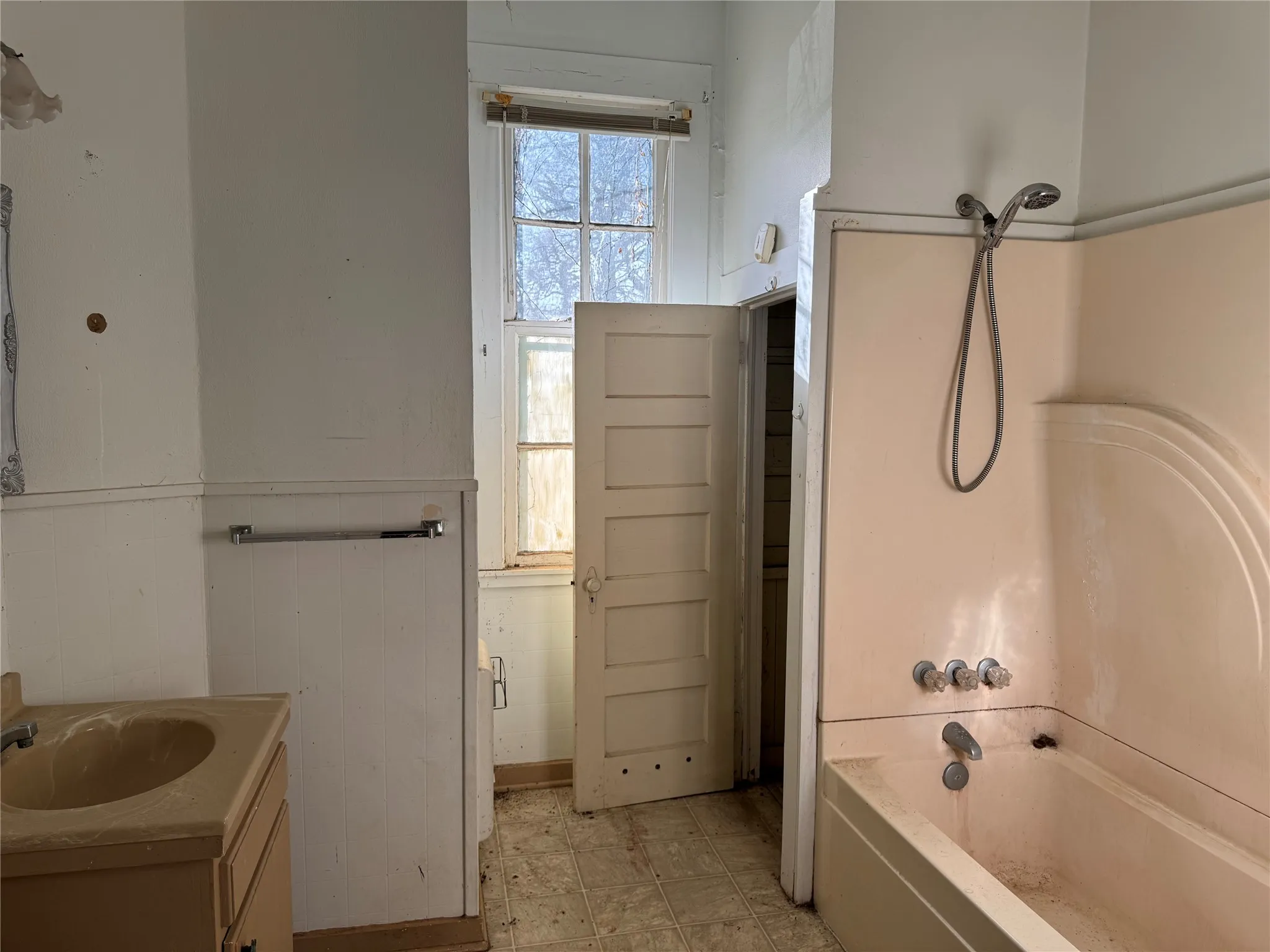 Single Family Residence For Sale in Grayson County , 317 Scullin, Denison, Texas 75020, 2 Bedroom, 1 Bathroom, Garage spaces, 1,234 Sqft, built in 1900, mls#21183325, Real Estate Agent in Denison, Homes For Sale in Grayson county, Homes For Sale in Denison, Realtor in Denison Texas, Real Estate Brokerage Independent Realty Texas, Luminita Cordes Realtor