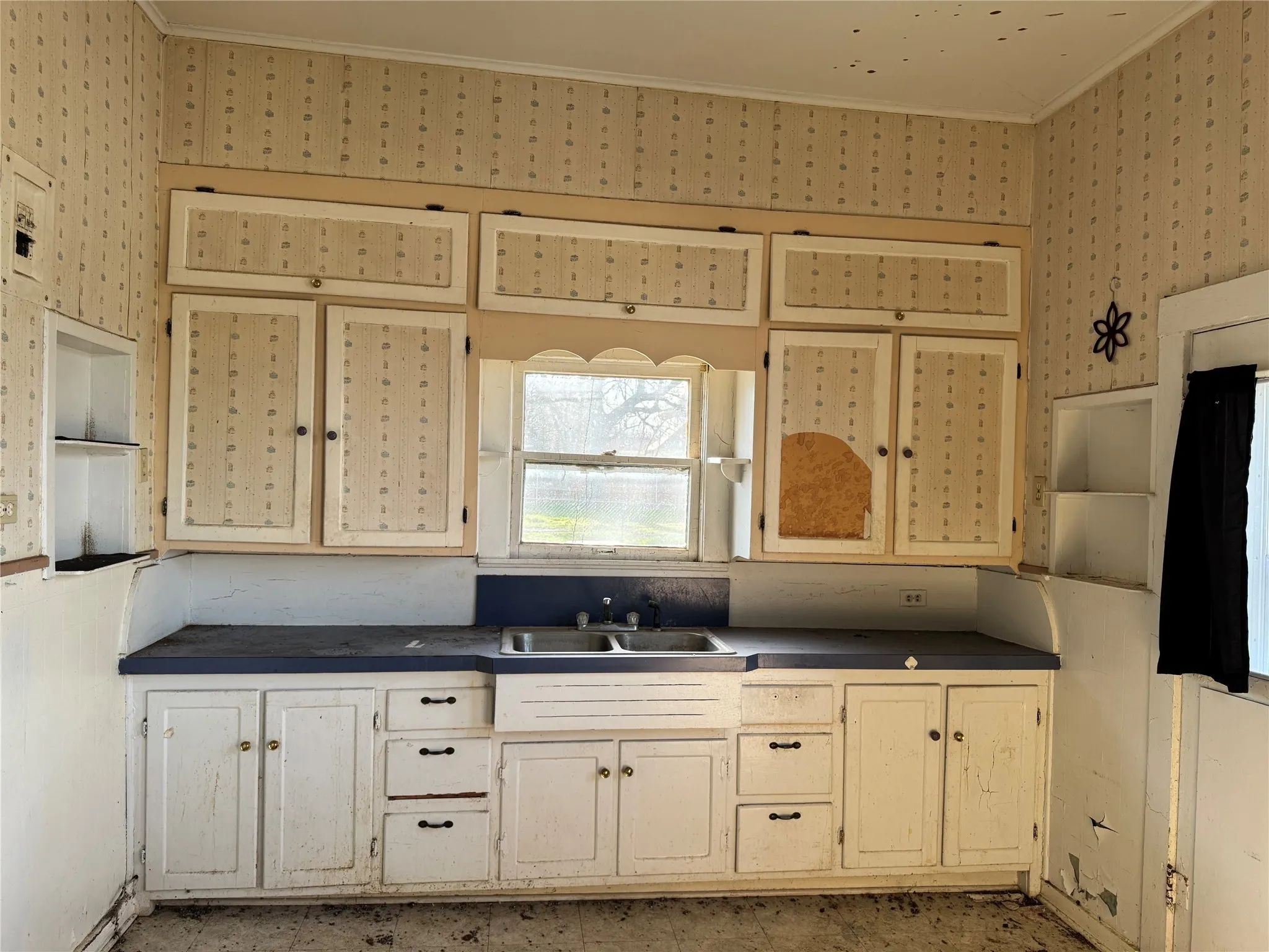 Single Family Residence For Sale in Grayson County , 317 Scullin, Denison, Texas 75020, 2 Bedroom, 1 Bathroom, Garage spaces, 1,234 Sqft, built in 1900, mls#21183325, Real Estate Agent in Denison, Homes For Sale in Grayson county, Homes For Sale in Denison, Realtor in Denison Texas, Real Estate Brokerage Independent Realty Texas, Luminita Cordes Realtor