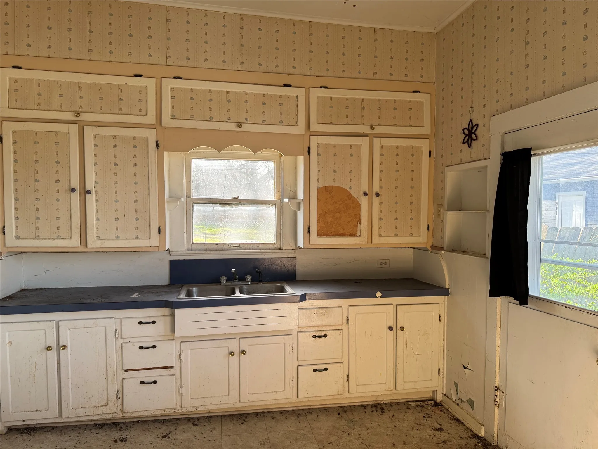 Single Family Residence For Sale in Grayson County , 317 Scullin, Denison, Texas 75020, 2 Bedroom, 1 Bathroom, Garage spaces, 1,234 Sqft, built in 1900, mls#21183325, Real Estate Agent in Denison, Homes For Sale in Grayson county, Homes For Sale in Denison, Realtor in Denison Texas, Real Estate Brokerage Independent Realty Texas, Luminita Cordes Realtor