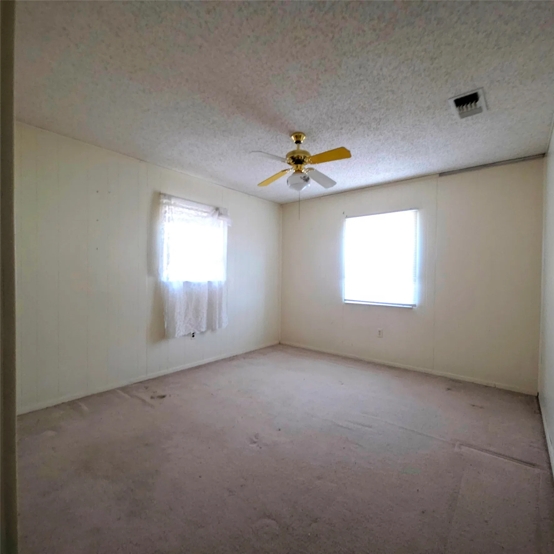 room featuring carpet, a textured ceiling, and ceiling fan