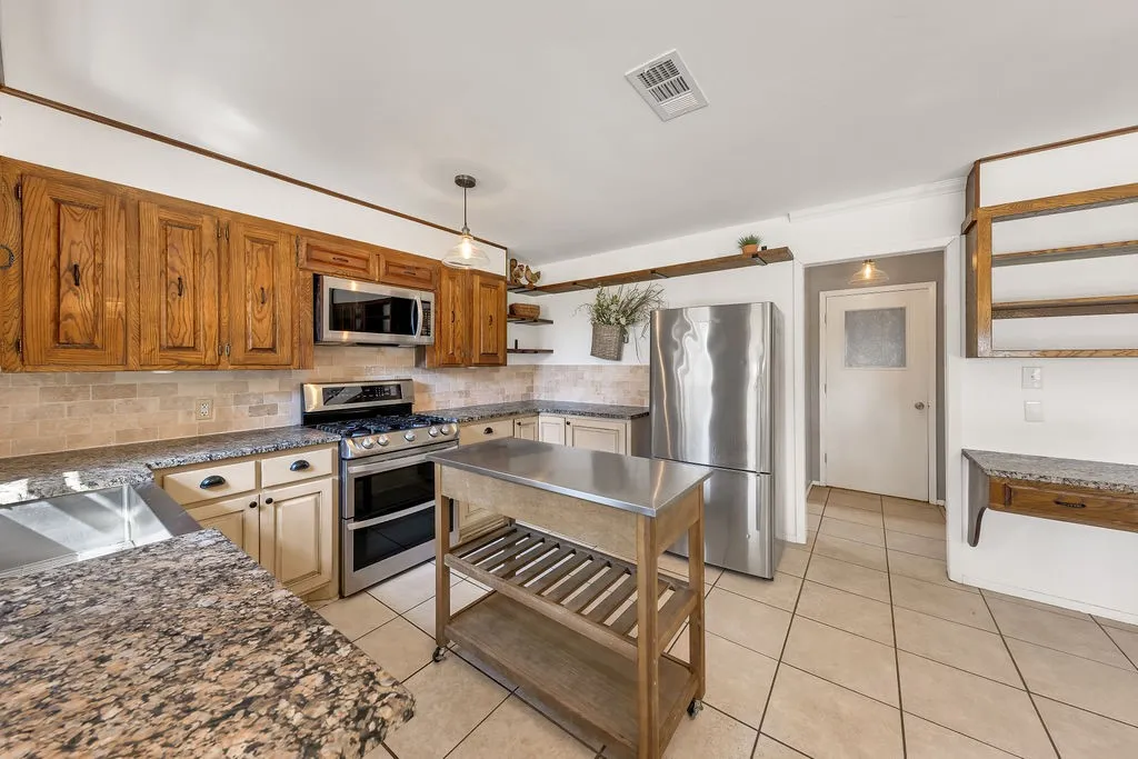Farm For Sale in Franklin (TX) County , 473 County Road Se 3370, Winnsboro, Texas 75494, 3 Bedroom, 2 Bathroom, 2 Garage spaces, 1,660 Sqft, built in 1995, mls#21183620, Real Estate Agent in Winnsboro, Homes For Sale in Franklin (TX) county, Homes For Sale in Winnsboro, Realtor in Winnsboro Texas, Real Estate Brokerage Independent Realty Texas, Luminita Cordes Realtor