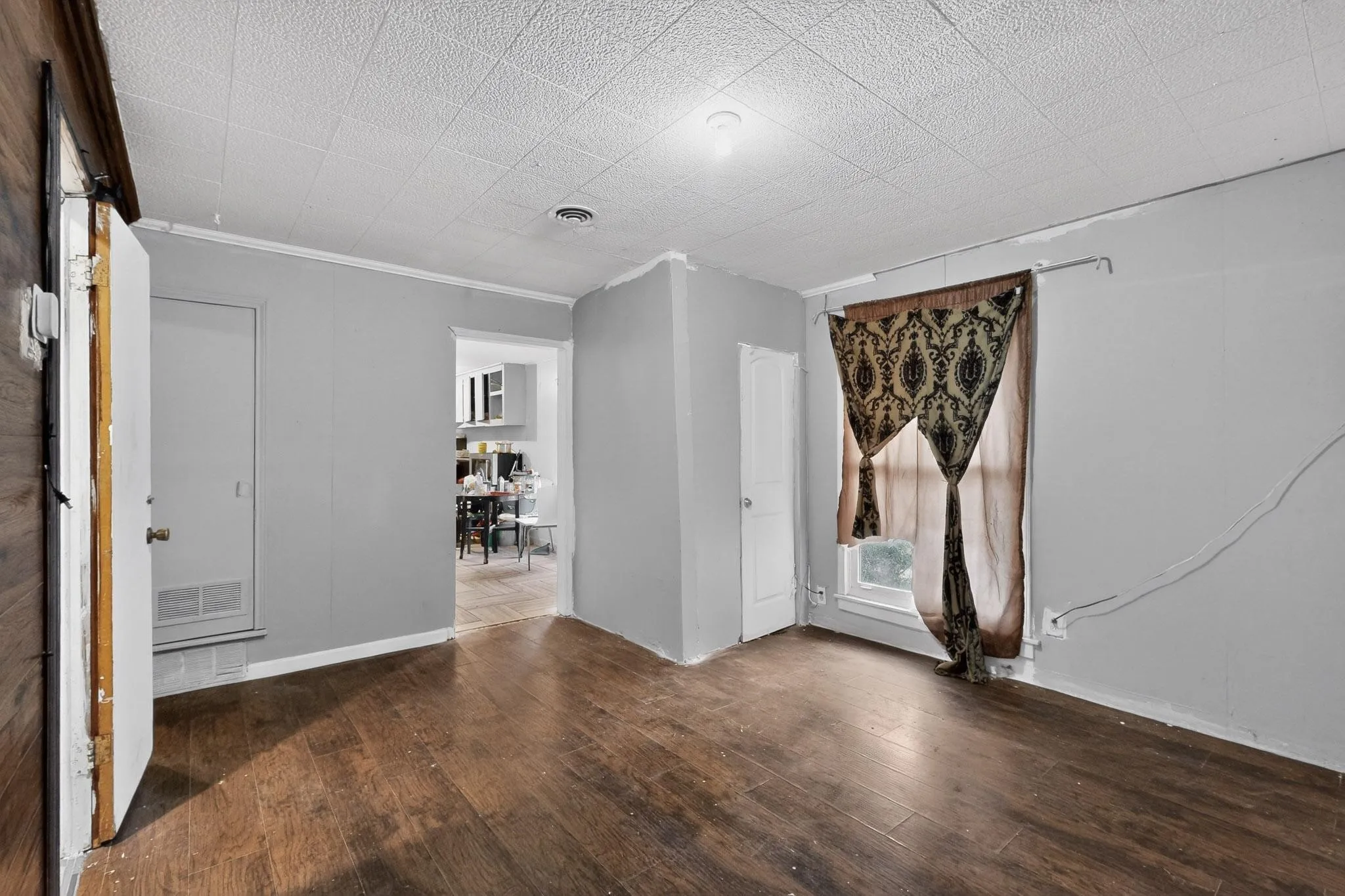 Single Family Residence For Sale in Dallas County , 522 Phillip Street, Mesquite, Texas 75149, 5 Bedroom, 4 Bathroom, Garage spaces, 1,746 Sqft, built in 1954, Preowned, mls#21180309, Real Estate Agent in Mesquite, Homes For Sale in Dallas county, Homes For Sale in Mesquite, Realtor in Mesquite Texas, Real Estate Brokerage Independent Realty Texas, Luminita Cordes Realtor