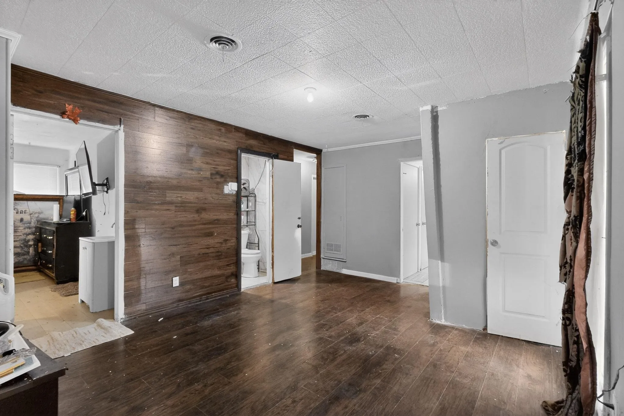 Single Family Residence For Sale in Dallas County , 522 Phillip Street, Mesquite, Texas 75149, 5 Bedroom, 4 Bathroom, Garage spaces, 1,746 Sqft, built in 1954, Preowned, mls#21180309, Real Estate Agent in Mesquite, Homes For Sale in Dallas county, Homes For Sale in Mesquite, Realtor in Mesquite Texas, Real Estate Brokerage Independent Realty Texas, Luminita Cordes Realtor