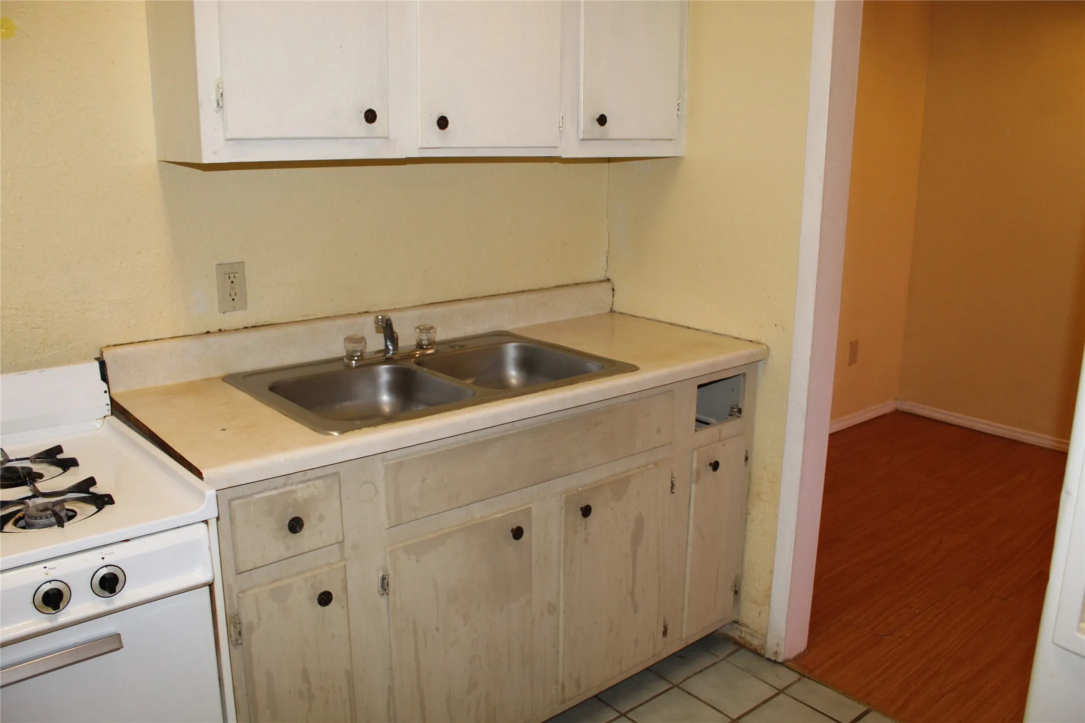 Kitchen in Unit B