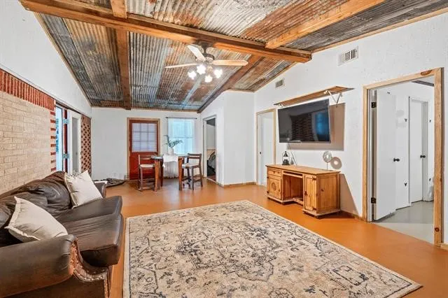 Single Family Residence For Sale in Cass County , 2585 Fm 250 N, Hughes Springs, Texas 75656, 5 Bedroom, 3 Bathroom, 2 Garage spaces, 3,142 Sqft, built in 1966, mls#21181565, Real Estate Agent in Hughes Springs, Homes For Sale in Cass county, Homes For Sale in Hughes Springs, Realtor in Hughes Springs Texas, Real Estate Brokerage Independent Realty Texas, Luminita Cordes Realtor