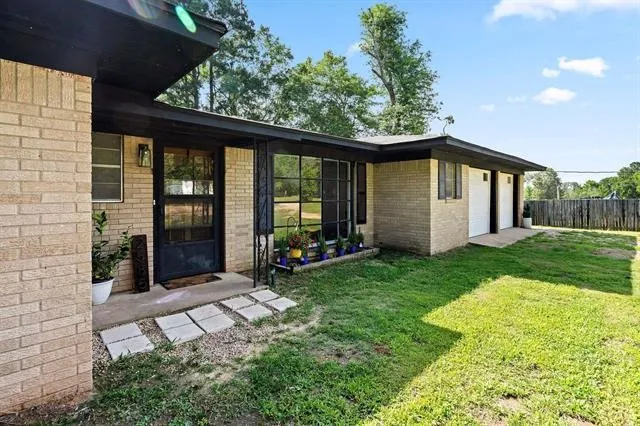 Single Family Residence For Sale in Cass County , 2585 Fm 250 N, Hughes Springs, Texas 75656, 5 Bedroom, 3 Bathroom, 2 Garage spaces, 3,142 Sqft, built in 1966, mls#21181565, Real Estate Agent in Hughes Springs, Homes For Sale in Cass county, Homes For Sale in Hughes Springs, Realtor in Hughes Springs Texas, Real Estate Brokerage Independent Realty Texas, Luminita Cordes Realtor