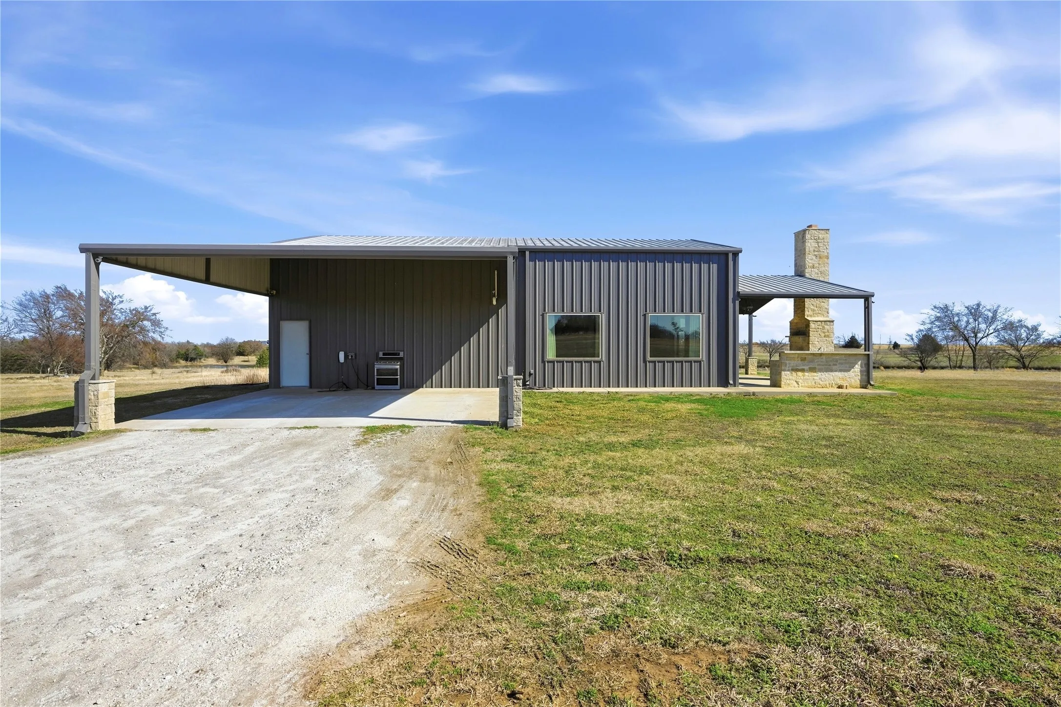 Single Family Residence For Sale in Grayson County , 140 Turkey Farm Road, Whitesboro, Texas 76273, 3 Bedroom, 3 Bathroom, Garage spaces, 2,187 Sqft, built in 2017, Preowned, Price $445,000, mls#21183960, Real Estate Agent in Whitesboro, Homes For Sale in Grayson county, Homes For Sale in Whitesboro, Realtor in Whitesboro Texas, Real Estate Brokerage Independent Realty Texas, Luminita Cordes Realtor