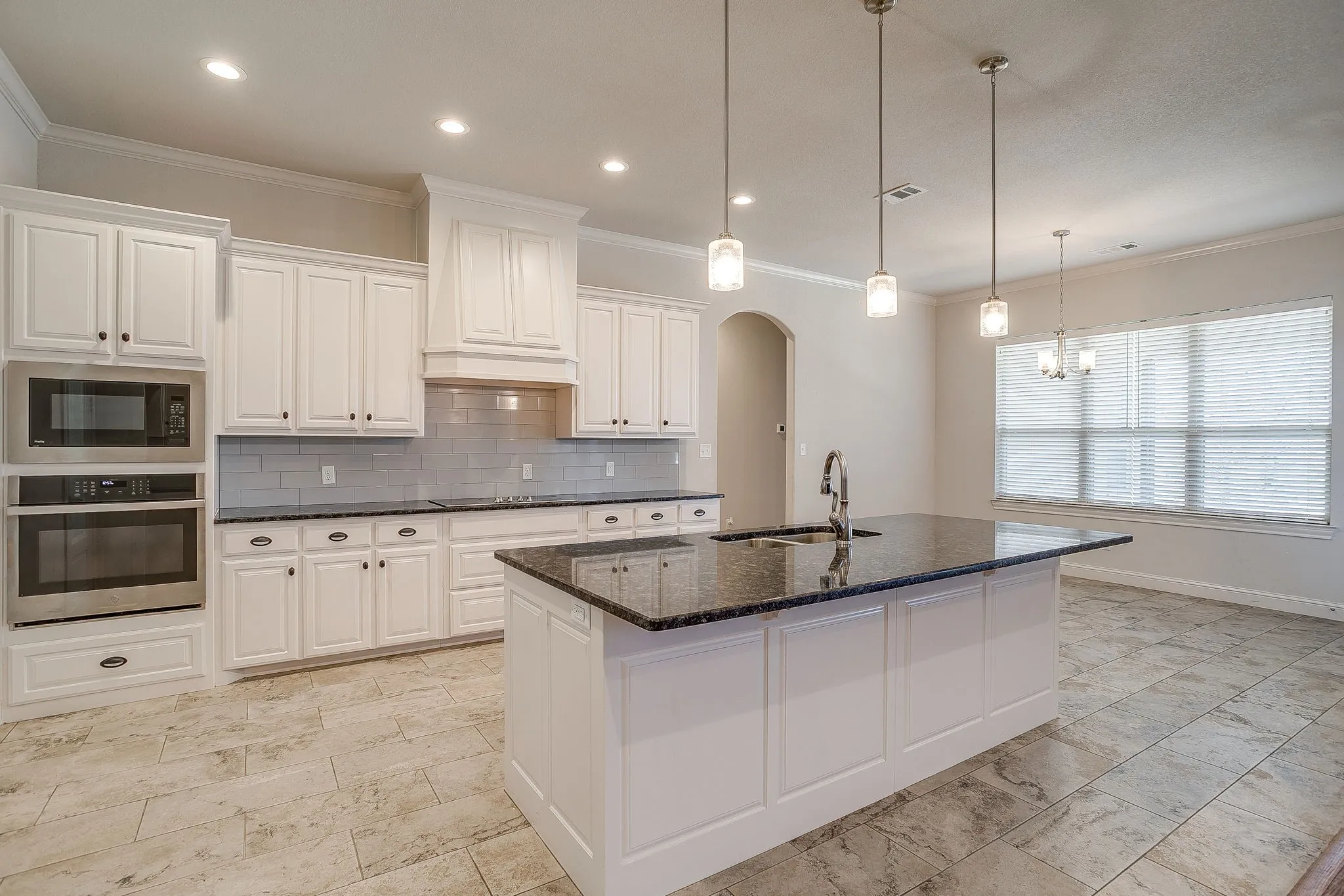 Single Family Residence For Sale in Parker County , 3616 Overlook Manor, Weatherford, Texas 76087, 4 Bedroom, 3 Bathroom, 3 Garage spaces, 2,650 Sqft, built in 2019, Preowned, mls#21181789, Real Estate Agent in Weatherford, Homes For Sale in Parker county, Homes For Sale in Weatherford, Realtor in Weatherford Texas, Real Estate Brokerage Independent Realty Texas, Luminita Cordes Realtor