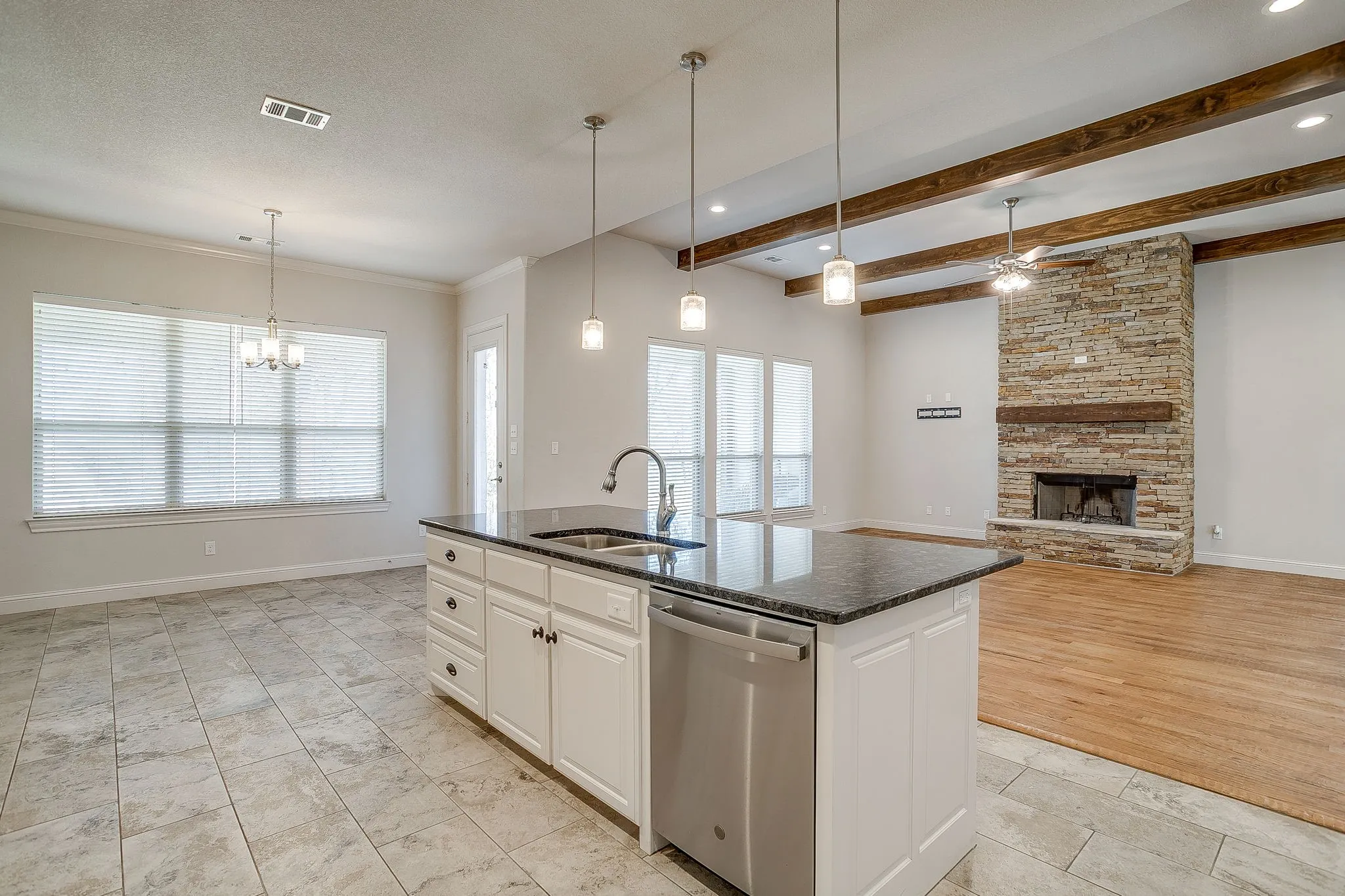 Single Family Residence For Sale in Parker County , 3616 Overlook Manor, Weatherford, Texas 76087, 4 Bedroom, 3 Bathroom, 3 Garage spaces, 2,650 Sqft, built in 2019, Preowned, mls#21181789, Real Estate Agent in Weatherford, Homes For Sale in Parker county, Homes For Sale in Weatherford, Realtor in Weatherford Texas, Real Estate Brokerage Independent Realty Texas, Luminita Cordes Realtor