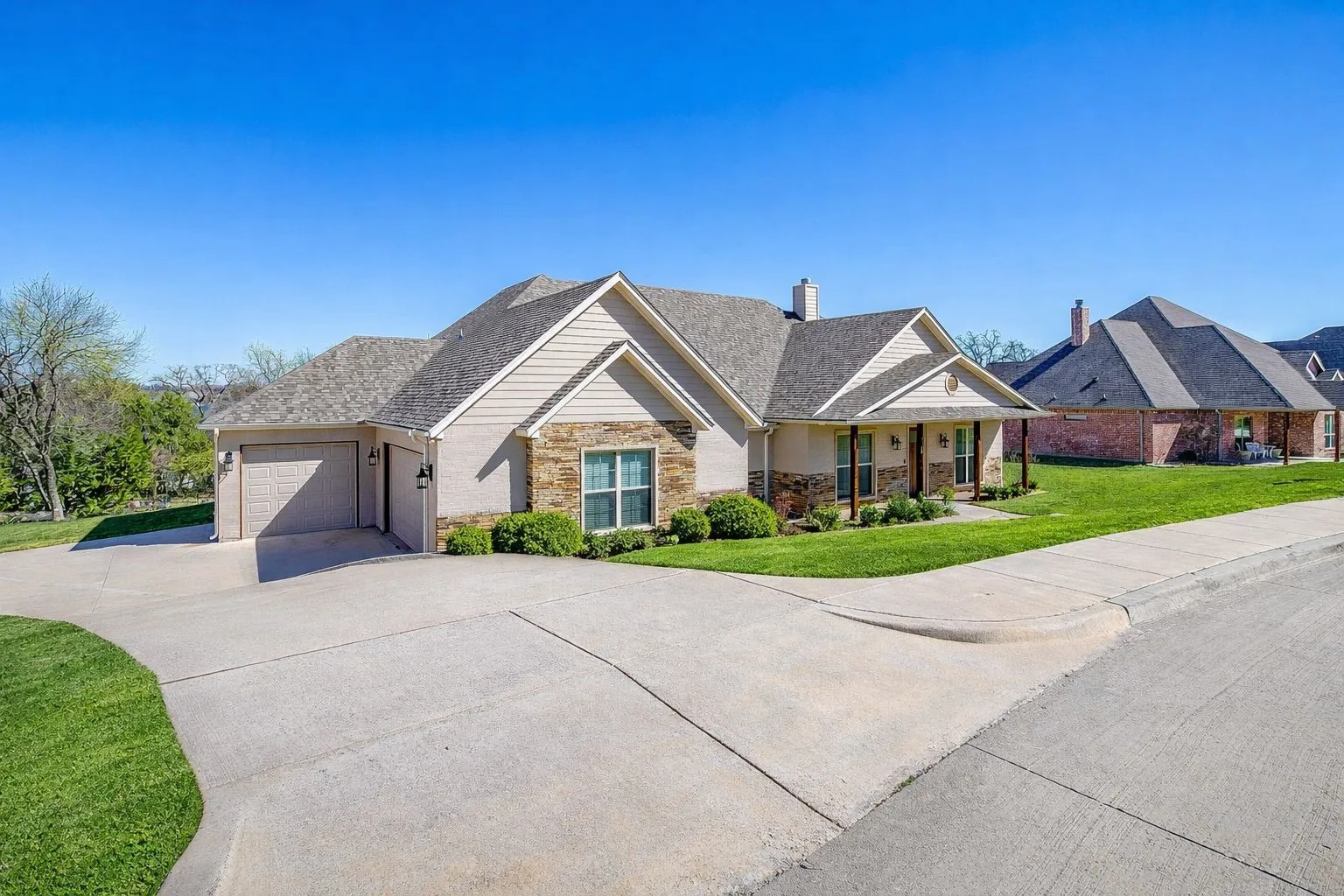 Single Family Residence For Sale in Parker County , 3616 Overlook Manor, Weatherford, Texas 76087, 4 Bedroom, 3 Bathroom, 3 Garage spaces, 2,650 Sqft, built in 2019, Preowned, mls#21181789, Real Estate Agent in Weatherford, Homes For Sale in Parker county, Homes For Sale in Weatherford, Realtor in Weatherford Texas, Real Estate Brokerage Independent Realty Texas, Luminita Cordes Realtor