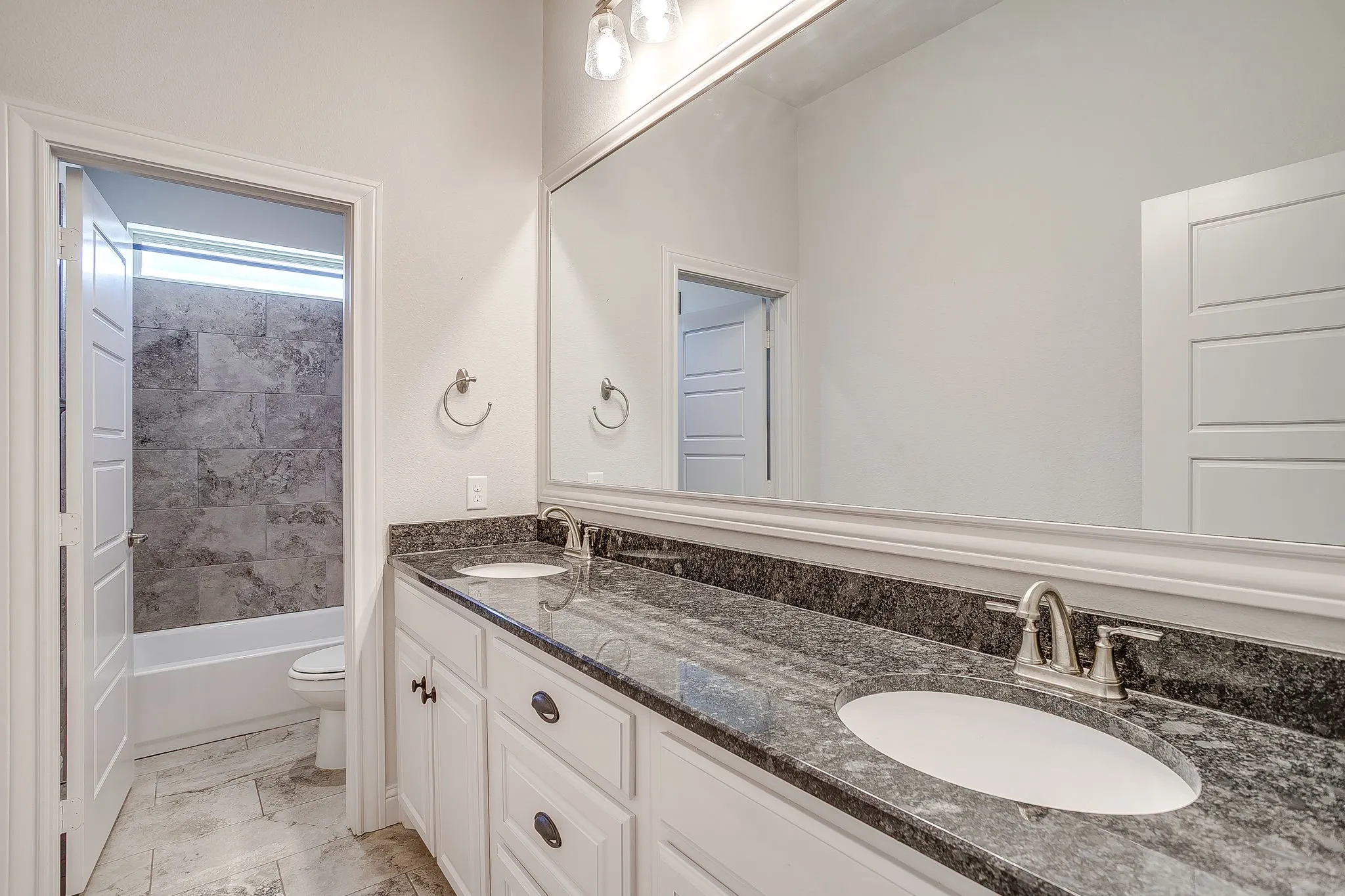 Single Family Residence For Sale in Parker County , 3616 Overlook Manor, Weatherford, Texas 76087, 4 Bedroom, 3 Bathroom, 3 Garage spaces, 2,650 Sqft, built in 2019, Preowned, mls#21181789, Real Estate Agent in Weatherford, Homes For Sale in Parker county, Homes For Sale in Weatherford, Realtor in Weatherford Texas, Real Estate Brokerage Independent Realty Texas, Luminita Cordes Realtor