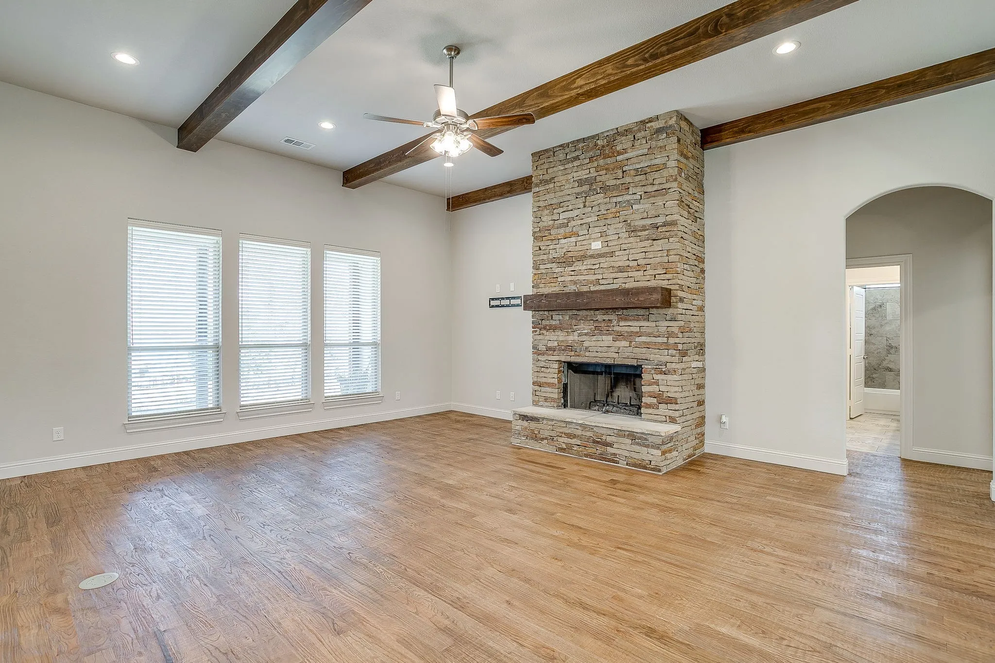 Single Family Residence For Sale in Parker County , 3616 Overlook Manor, Weatherford, Texas 76087, 4 Bedroom, 3 Bathroom, 3 Garage spaces, 2,650 Sqft, built in 2019, Preowned, mls#21181789, Real Estate Agent in Weatherford, Homes For Sale in Parker county, Homes For Sale in Weatherford, Realtor in Weatherford Texas, Real Estate Brokerage Independent Realty Texas, Luminita Cordes Realtor