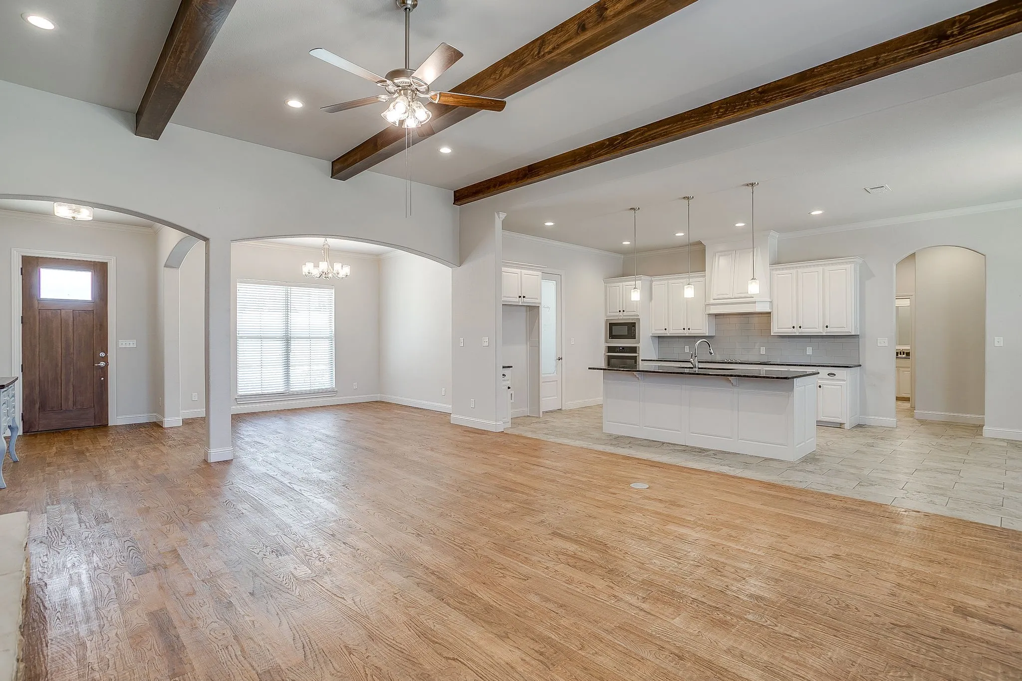 Single Family Residence For Sale in Parker County , 3616 Overlook Manor, Weatherford, Texas 76087, 4 Bedroom, 3 Bathroom, 3 Garage spaces, 2,650 Sqft, built in 2019, Preowned, mls#21181789, Real Estate Agent in Weatherford, Homes For Sale in Parker county, Homes For Sale in Weatherford, Realtor in Weatherford Texas, Real Estate Brokerage Independent Realty Texas, Luminita Cordes Realtor