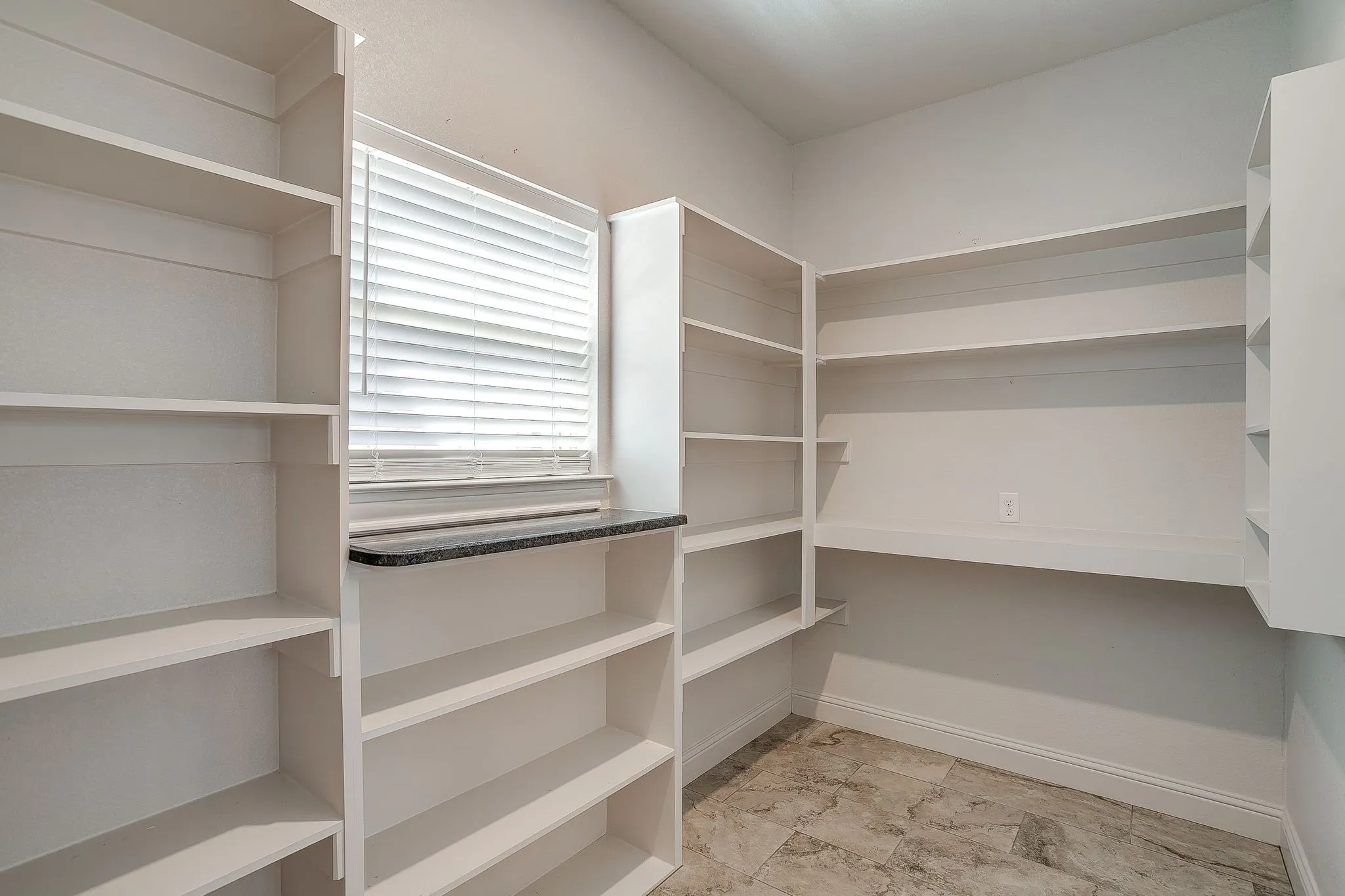 Single Family Residence For Sale in Parker County , 3616 Overlook Manor, Weatherford, Texas 76087, 4 Bedroom, 3 Bathroom, 3 Garage spaces, 2,650 Sqft, built in 2019, Preowned, mls#21181789, Real Estate Agent in Weatherford, Homes For Sale in Parker county, Homes For Sale in Weatherford, Realtor in Weatherford Texas, Real Estate Brokerage Independent Realty Texas, Luminita Cordes Realtor