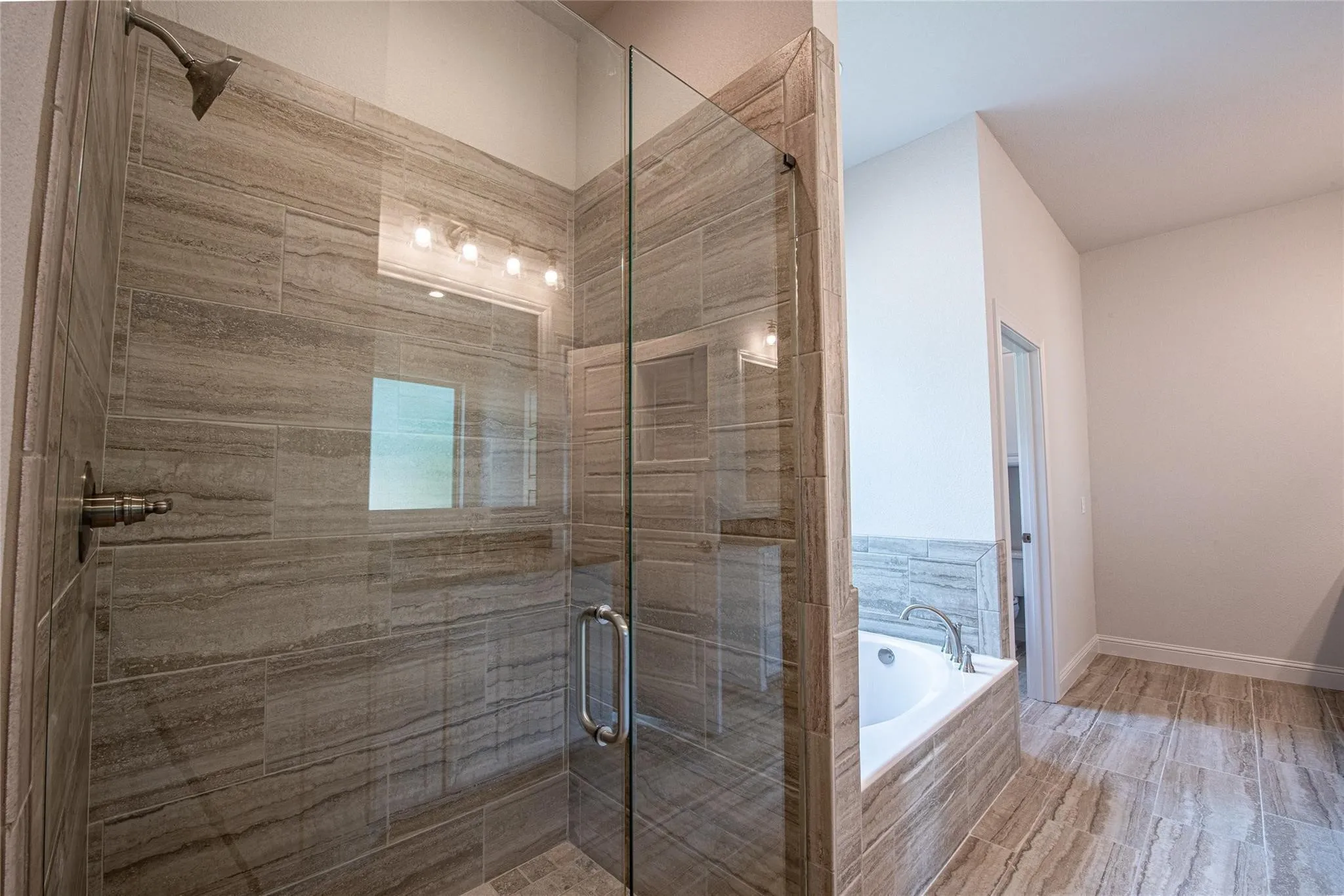 Single Family Residence For Sale in Parker County , 3616 Overlook Manor, Weatherford, Texas 76087, 4 Bedroom, 3 Bathroom, 3 Garage spaces, 2,650 Sqft, built in 2019, Preowned, mls#21181789, Real Estate Agent in Weatherford, Homes For Sale in Parker county, Homes For Sale in Weatherford, Realtor in Weatherford Texas, Real Estate Brokerage Independent Realty Texas, Luminita Cordes Realtor