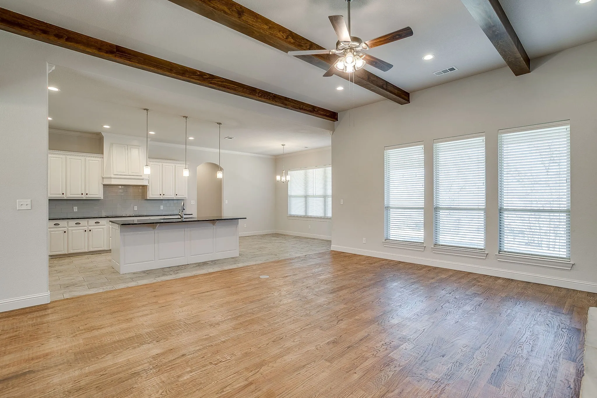 Single Family Residence For Sale in Parker County , 3616 Overlook Manor, Weatherford, Texas 76087, 4 Bedroom, 3 Bathroom, 3 Garage spaces, 2,650 Sqft, built in 2019, Preowned, mls#21181789, Real Estate Agent in Weatherford, Homes For Sale in Parker county, Homes For Sale in Weatherford, Realtor in Weatherford Texas, Real Estate Brokerage Independent Realty Texas, Luminita Cordes Realtor