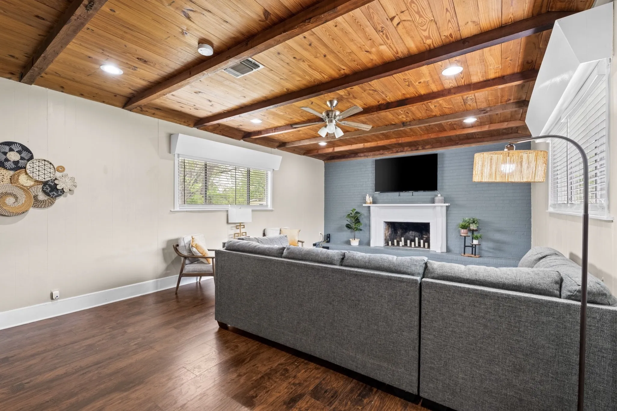 Single Family Residence For Sale in Tarrant County , 1110 Park Street, Arlington, Texas 76011, 4 Bedroom, 2 Bathroom, Garage spaces, 1,750 Sqft, built in 1957, Preowned, mls#21176584, Real Estate Agent in Arlington, Homes For Sale in Tarrant county, Homes For Sale in Arlington, Realtor in Arlington Texas, Real Estate Brokerage Independent Realty Texas, Luminita Cordes Realtor