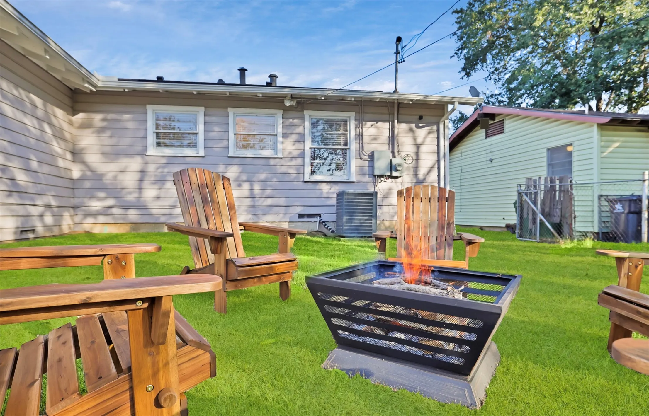 Single Family Residence For Sale in Tarrant County , 1110 Park Street, Arlington, Texas 76011, 4 Bedroom, 2 Bathroom, Garage spaces, 1,750 Sqft, built in 1957, Preowned, mls#21176584, Real Estate Agent in Arlington, Homes For Sale in Tarrant county, Homes For Sale in Arlington, Realtor in Arlington Texas, Real Estate Brokerage Independent Realty Texas, Luminita Cordes Realtor