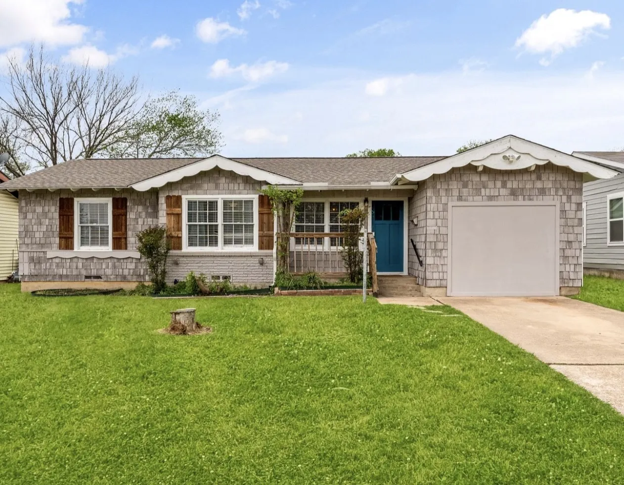 Single Family Residence For Sale in Tarrant County , 1110 Park Street, Arlington, Texas 76011, 4 Bedroom, 2 Bathroom, Garage spaces, 1,750 Sqft, built in 1957, Preowned, mls#21176584, Real Estate Agent in Arlington, Homes For Sale in Tarrant county, Homes For Sale in Arlington, Realtor in Arlington Texas, Real Estate Brokerage Independent Realty Texas, Luminita Cordes Realtor