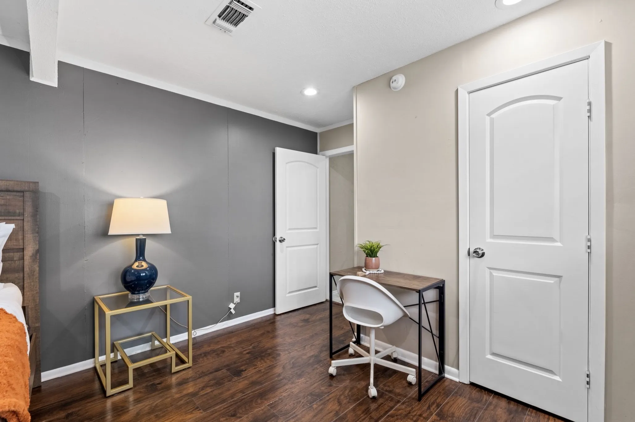 Single Family Residence For Sale in Tarrant County , 1110 Park Street, Arlington, Texas 76011, 4 Bedroom, 2 Bathroom, Garage spaces, 1,750 Sqft, built in 1957, Preowned, mls#21176584, Real Estate Agent in Arlington, Homes For Sale in Tarrant county, Homes For Sale in Arlington, Realtor in Arlington Texas, Real Estate Brokerage Independent Realty Texas, Luminita Cordes Realtor