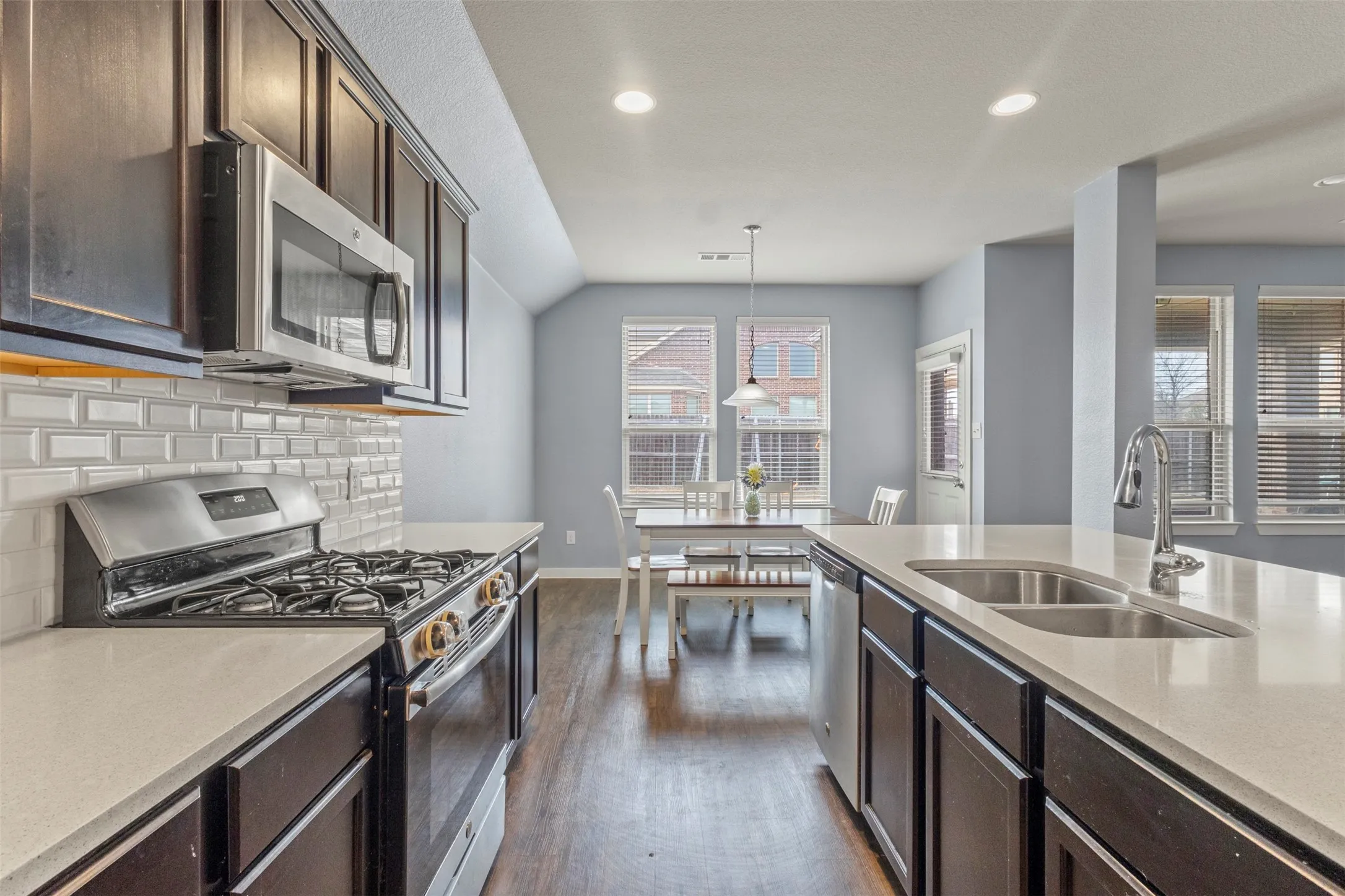 Single Family Residence For Sale in Kaufman County , 1300 Lawnview Drive, Forney, Texas 75126, 4 Bedroom, 2 Bathroom, 3 Garage spaces, 2,819 Sqft, built in 2017, Preowned, mls#21184305, Real Estate Agent in Forney, Homes For Sale in Kaufman county, Homes For Sale in Forney, Realtor in Forney Texas, Real Estate Brokerage Independent Realty Texas, Luminita Cordes Realtor