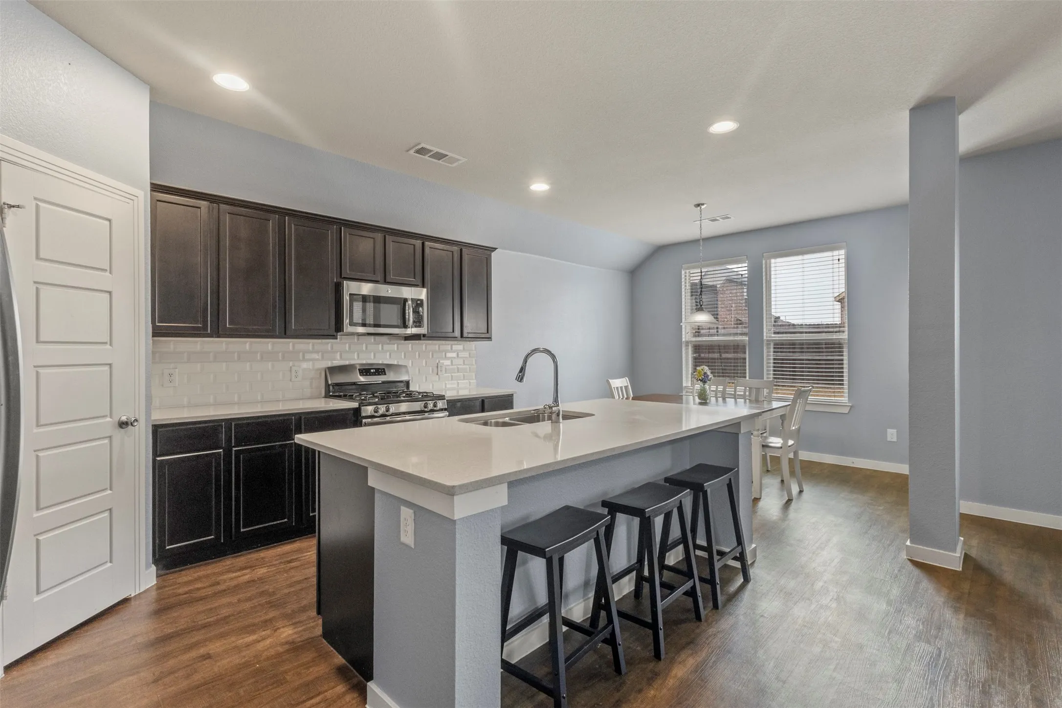 Single Family Residence For Sale in Kaufman County , 1300 Lawnview Drive, Forney, Texas 75126, 4 Bedroom, 2 Bathroom, 3 Garage spaces, 2,819 Sqft, built in 2017, Preowned, mls#21184305, Real Estate Agent in Forney, Homes For Sale in Kaufman county, Homes For Sale in Forney, Realtor in Forney Texas, Real Estate Brokerage Independent Realty Texas, Luminita Cordes Realtor