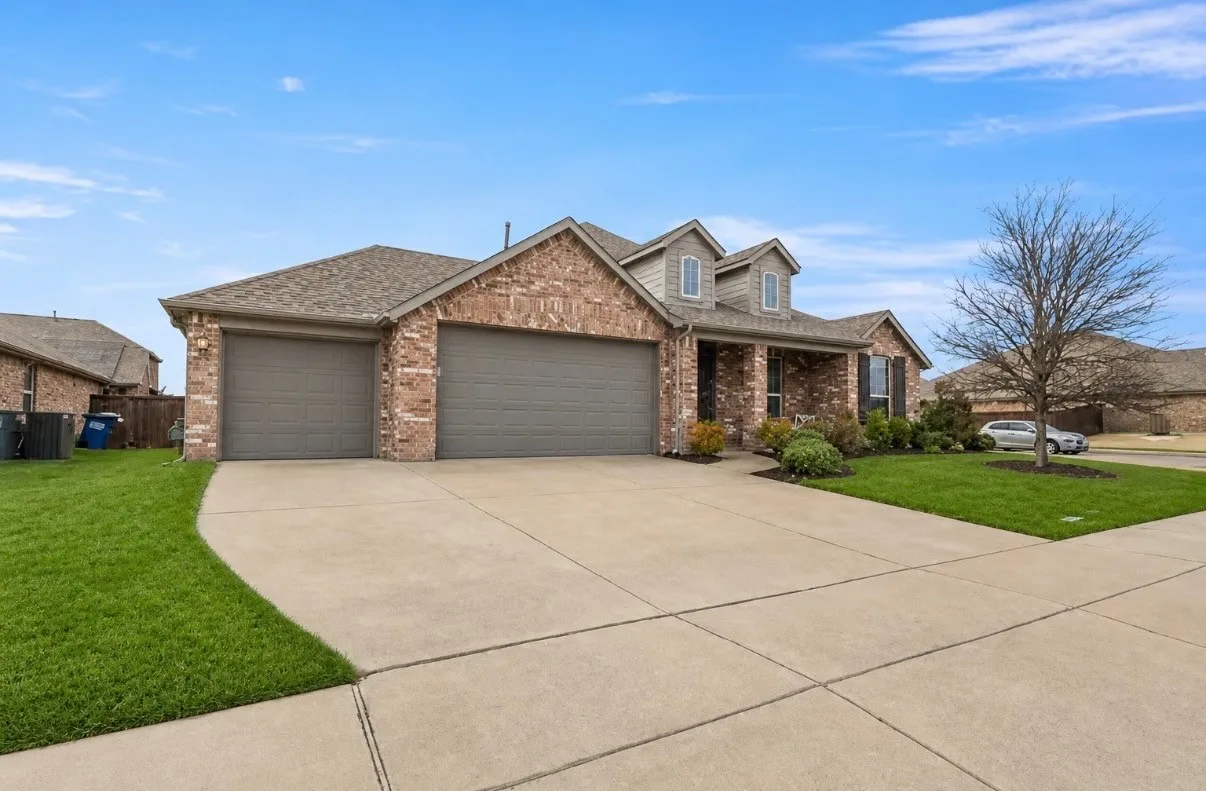 Single Family Residence For Sale in Kaufman County , 1300 Lawnview Drive, Forney, Texas 75126, 4 Bedroom, 2 Bathroom, 3 Garage spaces, 2,819 Sqft, built in 2017, Preowned, mls#21184305, Real Estate Agent in Forney, Homes For Sale in Kaufman county, Homes For Sale in Forney, Realtor in Forney Texas, Real Estate Brokerage Independent Realty Texas, Luminita Cordes Realtor