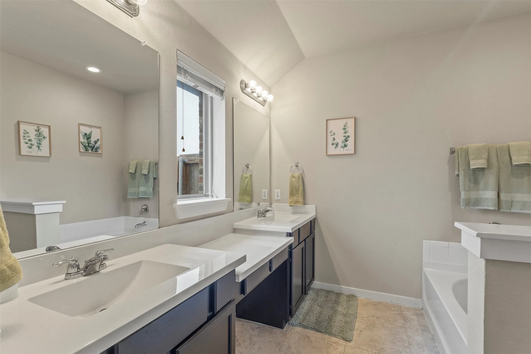 Single Family Residence For Sale in Kaufman County , 1300 Lawnview Drive, Forney, Texas 75126, 4 Bedroom, 2 Bathroom, 3 Garage spaces, 2,819 Sqft, built in 2017, Preowned, mls#21184305, Real Estate Agent in Forney, Homes For Sale in Kaufman county, Homes For Sale in Forney, Realtor in Forney Texas, Real Estate Brokerage Independent Realty Texas, Luminita Cordes Realtor