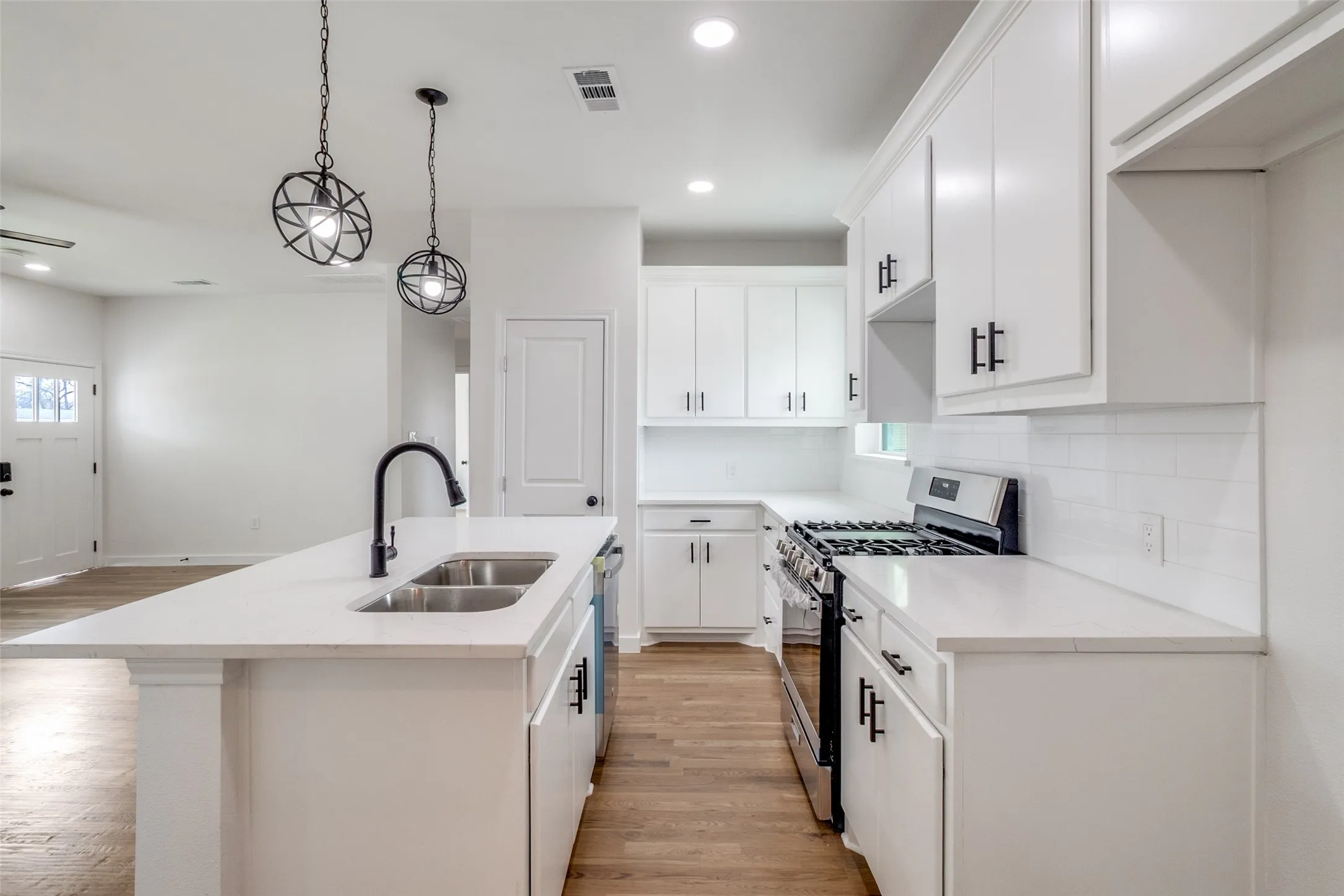Single Family Residence For Sale in Dallas County , 2145 Major Drive, Dallas, Texas 75227, 3 Bedroom, 2 Bathroom, Garage spaces, 1,419 Sqft, built in 1953, mls#21150542, Real Estate Agent in Dallas, Homes For Sale in Dallas county, Homes For Sale in Dallas, Realtor in Dallas Texas, Real Estate Brokerage Independent Realty Texas, Luminita Cordes Realtor