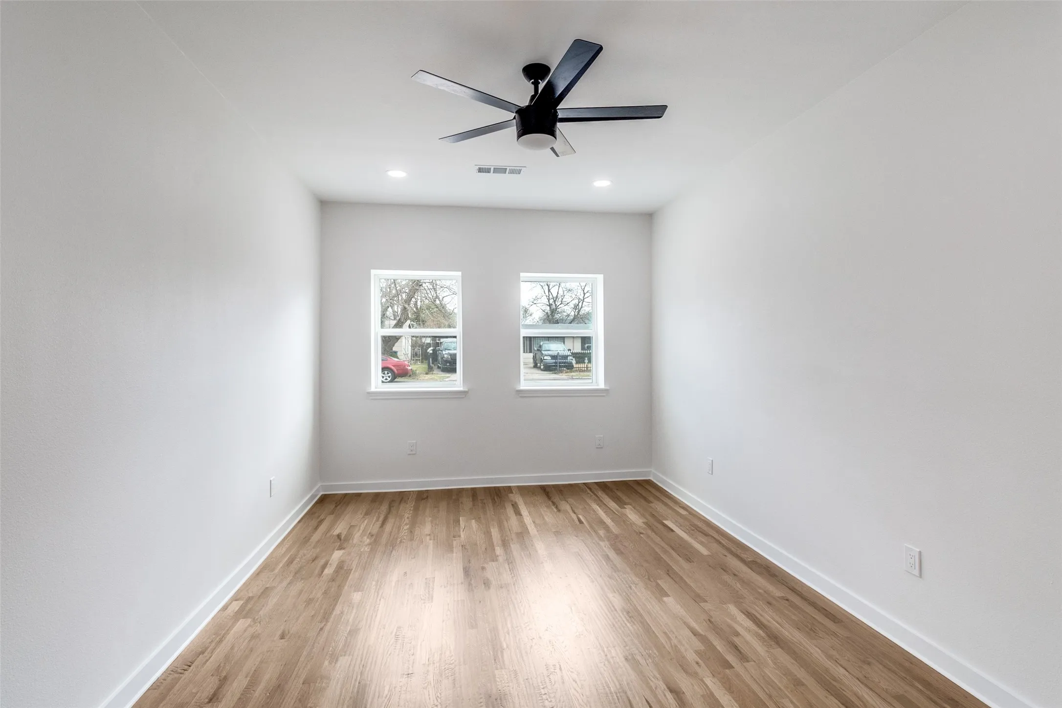 Single Family Residence For Sale in Dallas County , 2145 Major Drive, Dallas, Texas 75227, 3 Bedroom, 2 Bathroom, Garage spaces, 1,419 Sqft, built in 1953, mls#21150542, Real Estate Agent in Dallas, Homes For Sale in Dallas county, Homes For Sale in Dallas, Realtor in Dallas Texas, Real Estate Brokerage Independent Realty Texas, Luminita Cordes Realtor