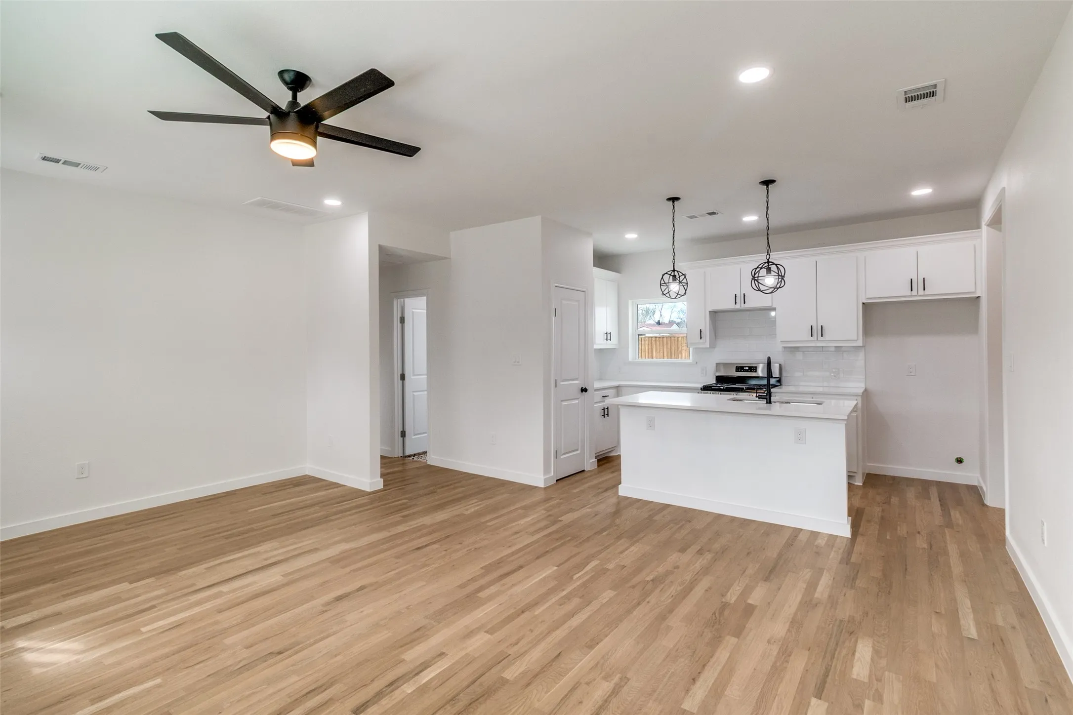 Single Family Residence For Sale in Dallas County , 2145 Major Drive, Dallas, Texas 75227, 3 Bedroom, 2 Bathroom, Garage spaces, 1,419 Sqft, built in 1953, mls#21150542, Real Estate Agent in Dallas, Homes For Sale in Dallas county, Homes For Sale in Dallas, Realtor in Dallas Texas, Real Estate Brokerage Independent Realty Texas, Luminita Cordes Realtor