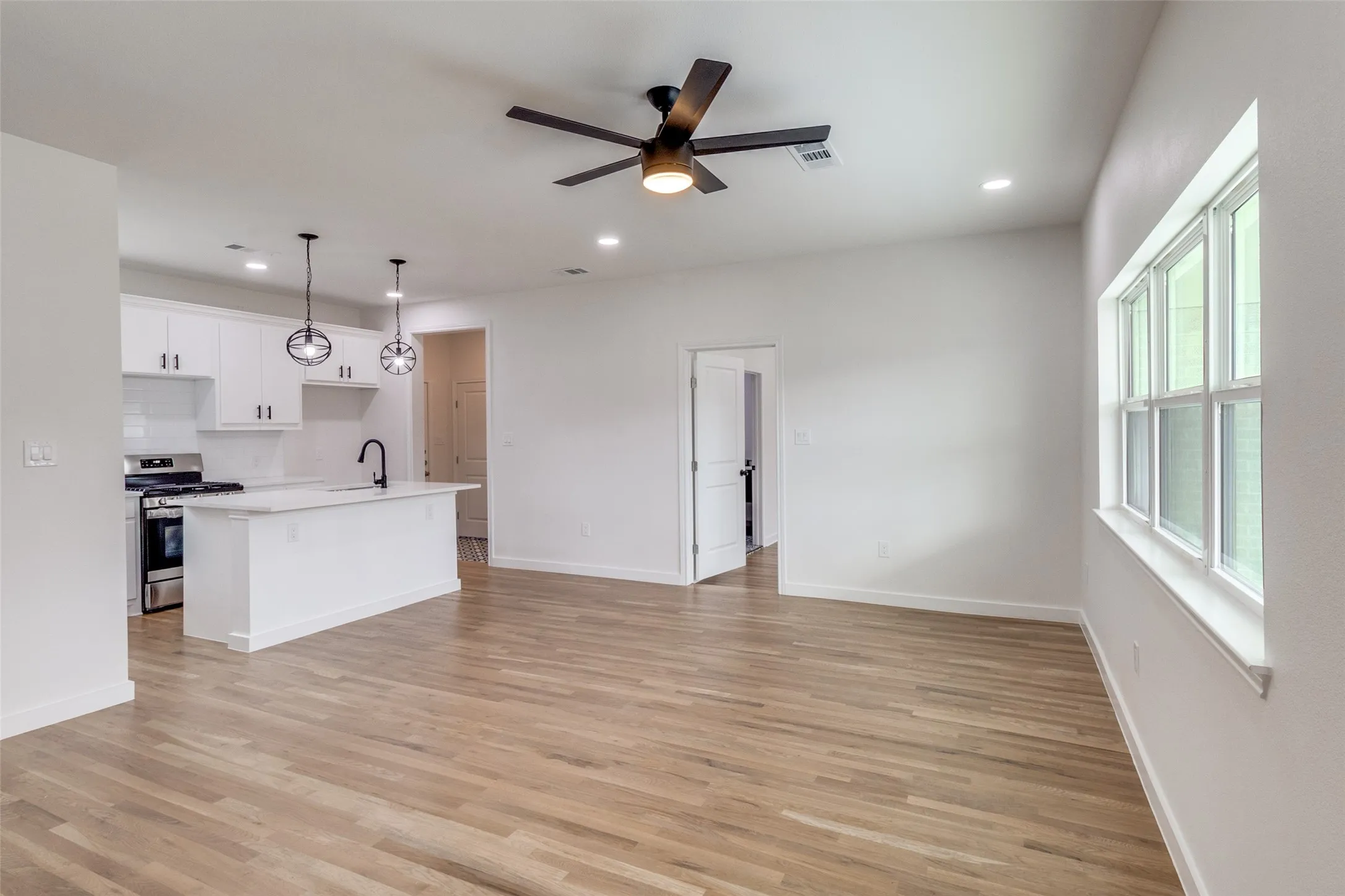 Single Family Residence For Sale in Dallas County , 2145 Major Drive, Dallas, Texas 75227, 3 Bedroom, 2 Bathroom, Garage spaces, 1,419 Sqft, built in 1953, mls#21150542, Real Estate Agent in Dallas, Homes For Sale in Dallas county, Homes For Sale in Dallas, Realtor in Dallas Texas, Real Estate Brokerage Independent Realty Texas, Luminita Cordes Realtor