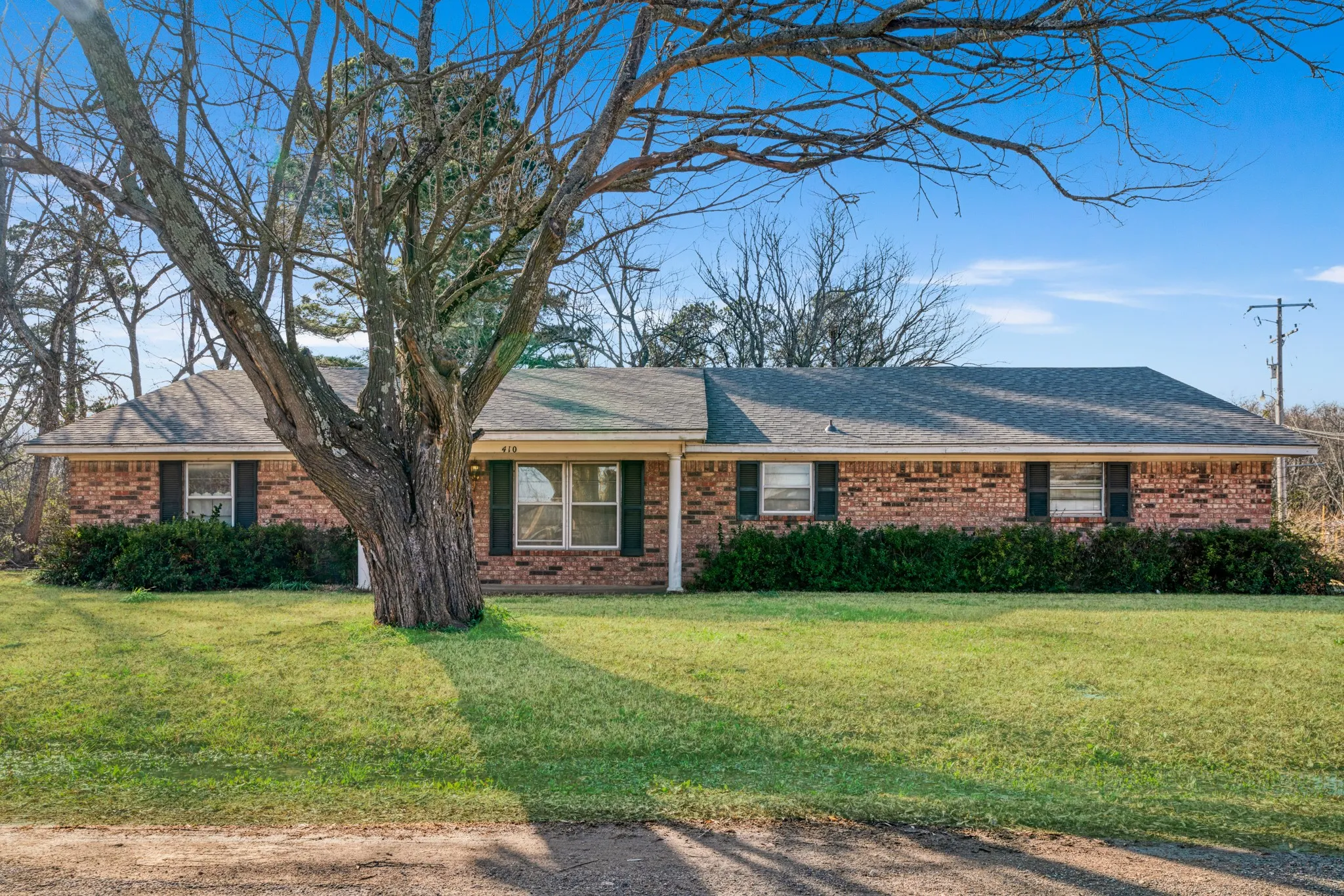 Single Family Residence For Sale in Lamar County , 410 S Bois Darc Street, Blossom, Texas 75416, 3 Bedroom, 2 Bathroom, 2 Garage spaces, 1,977 Sqft, built in 0, mls#21184027, Real Estate Agent in Blossom, Homes For Sale in Lamar county, Homes For Sale in Blossom, Realtor in Blossom Texas, Real Estate Brokerage Independent Realty Texas, Luminita Cordes Realtor