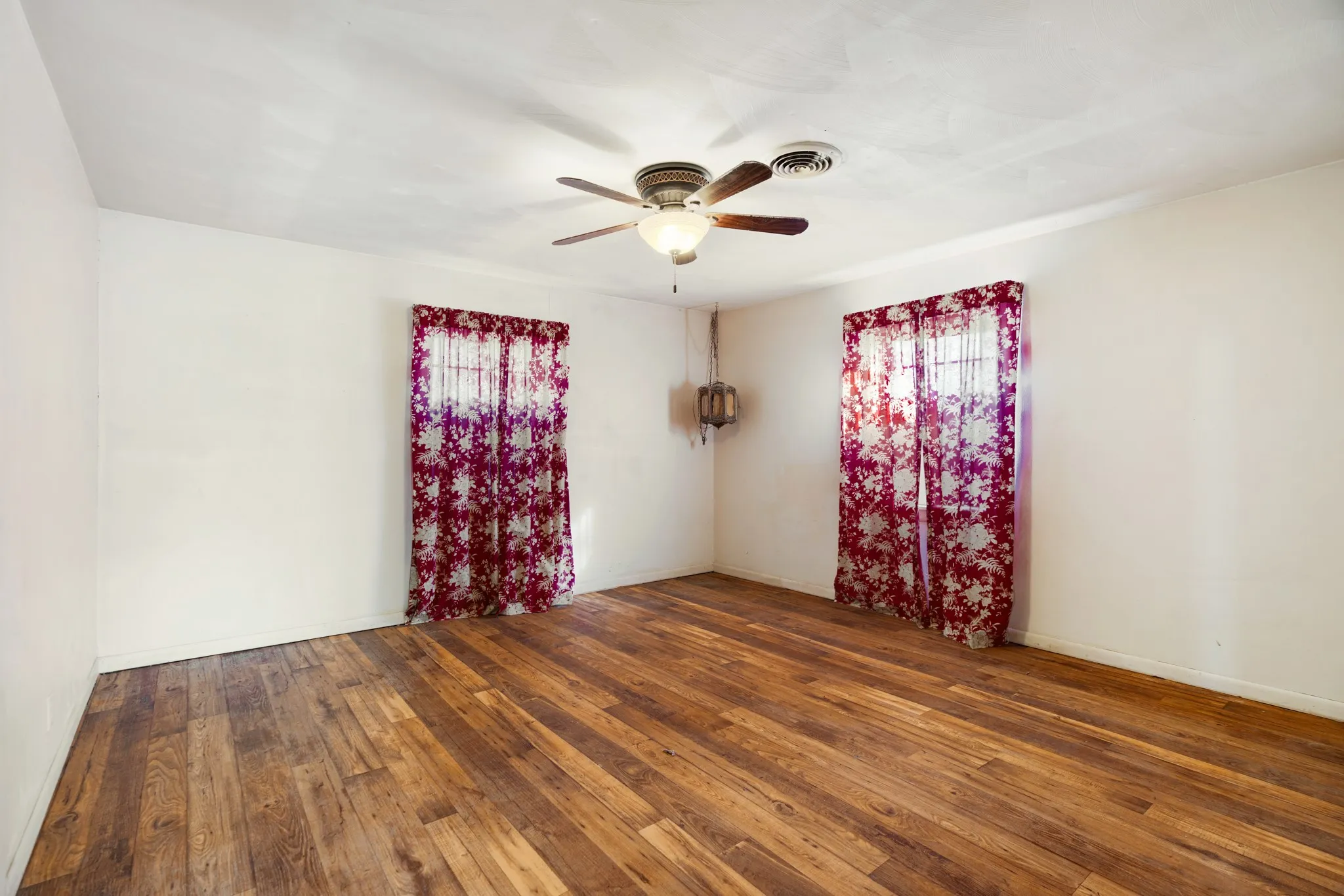 Single Family Residence For Sale in Lamar County , 410 S Bois Darc Street, Blossom, Texas 75416, 3 Bedroom, 2 Bathroom, 2 Garage spaces, 1,977 Sqft, built in 0, mls#21184027, Real Estate Agent in Blossom, Homes For Sale in Lamar county, Homes For Sale in Blossom, Realtor in Blossom Texas, Real Estate Brokerage Independent Realty Texas, Luminita Cordes Realtor