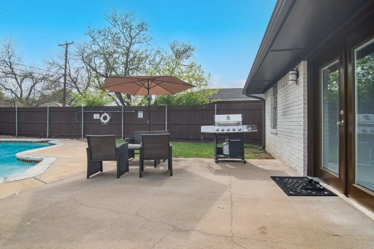 Plenty of deck area for entertaining or sunning
