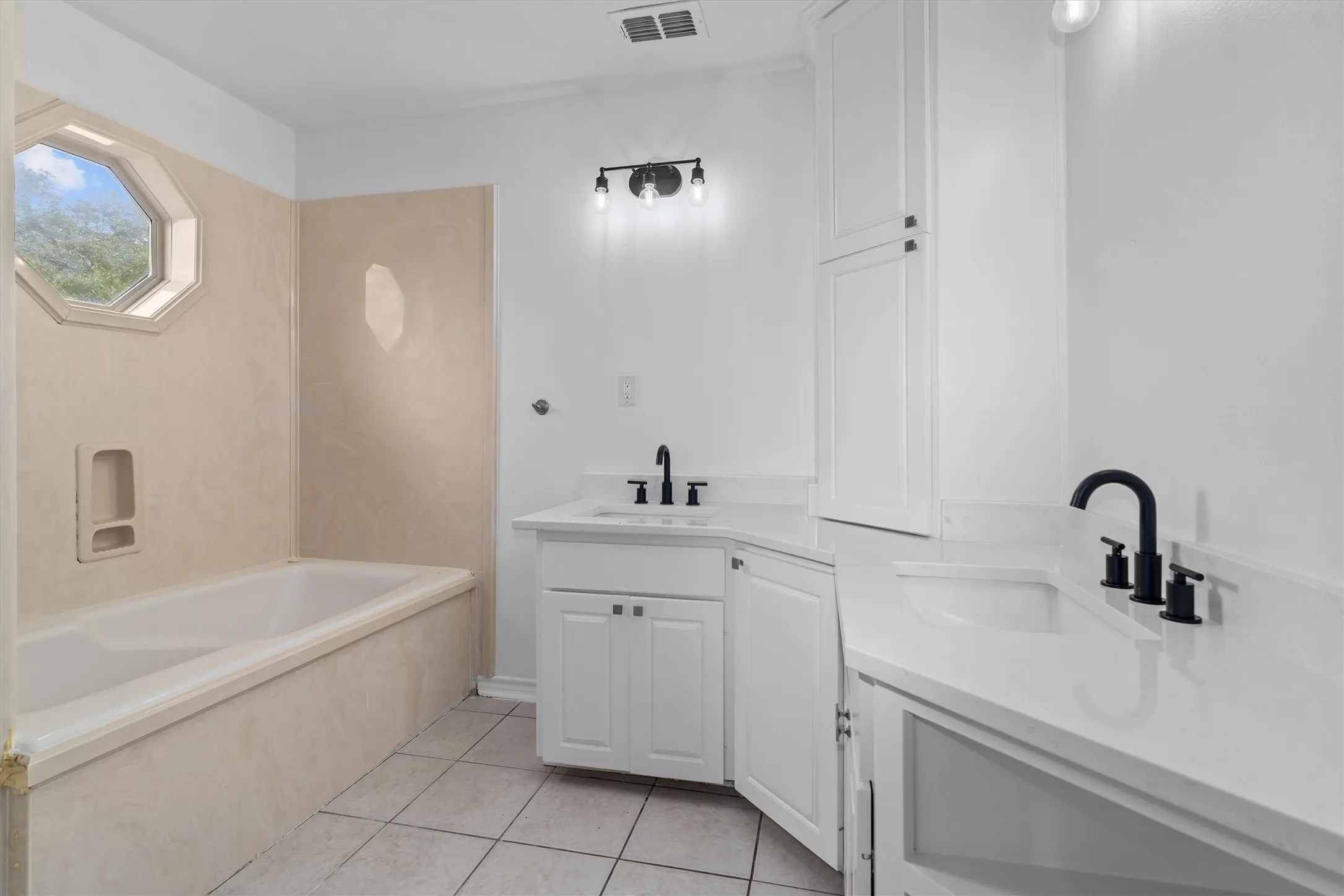 Single Family Residence For Sale in Smith County , 627 W 2nd Street, Tyler, Texas 75701, 4 Bedrooms, 3 Bathrooms, 1 Garage spaces, 2,868 Sqft, built in 1950, Price $345,000, mls#21184502, Real Estate Agent in Tyler, Homes For Sale in Smith county, Homes For Sale in Tyler, Realtor in Tyler Texas, Real Estate Brokerage Independent Realty Texas, Luminita Cordes Realtor
