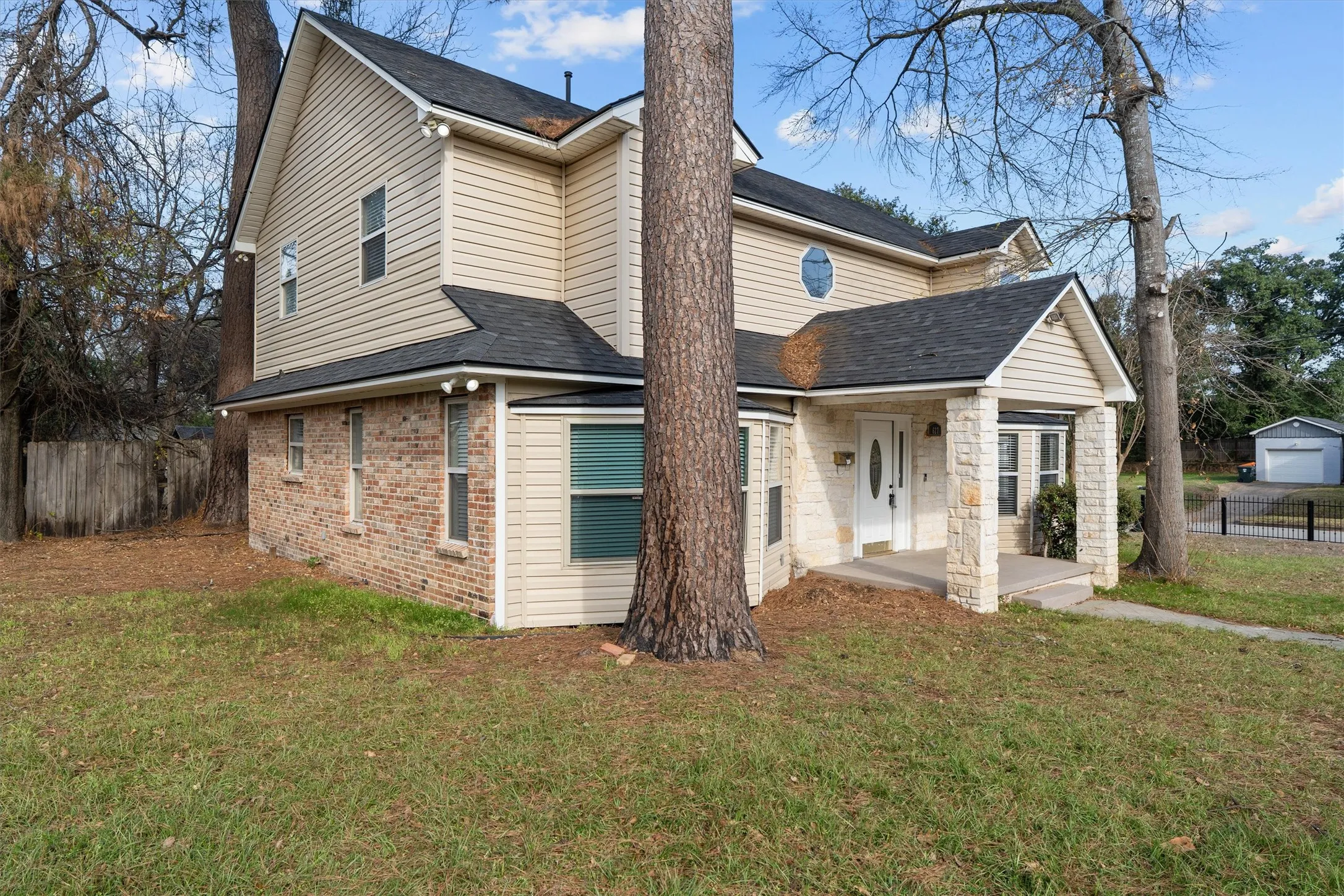 Single Family Residence For Sale in Smith County , 627 W 2nd Street, Tyler, Texas 75701, 4 Bedrooms, 3 Bathrooms, 1 Garage spaces, 2,868 Sqft, built in 1950, Price $345,000, mls#21184502, Real Estate Agent in Tyler, Homes For Sale in Smith county, Homes For Sale in Tyler, Realtor in Tyler Texas, Real Estate Brokerage Independent Realty Texas, Luminita Cordes Realtor